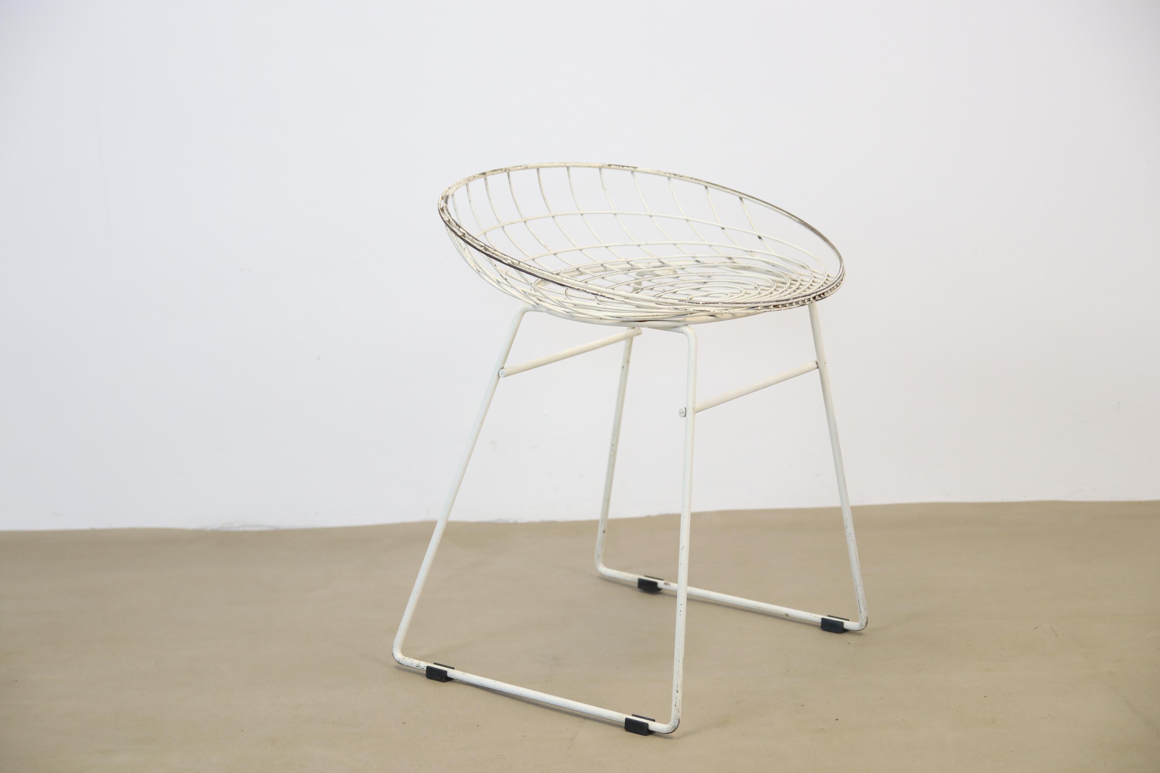 The KM05 stool from Pastoe was designed in 1953 by Cees Braakman. The use of wire steel for furniture was revolutionary at the time. This Postwar model has now become a true Dutch Design Classic.

Condition: The stool has no paint in a number of