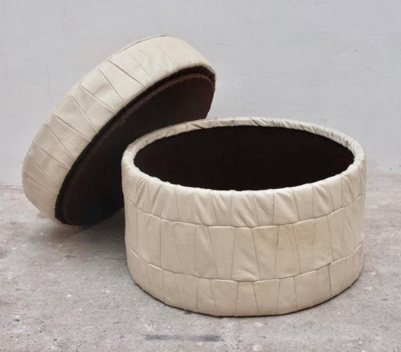 Patchwork leather ottoman by De Sede in white. Ottoman has storage inside. Good condition. Great accent piece and nice scale.

Multiple De Sede leather ottomans available in our other listings.



   