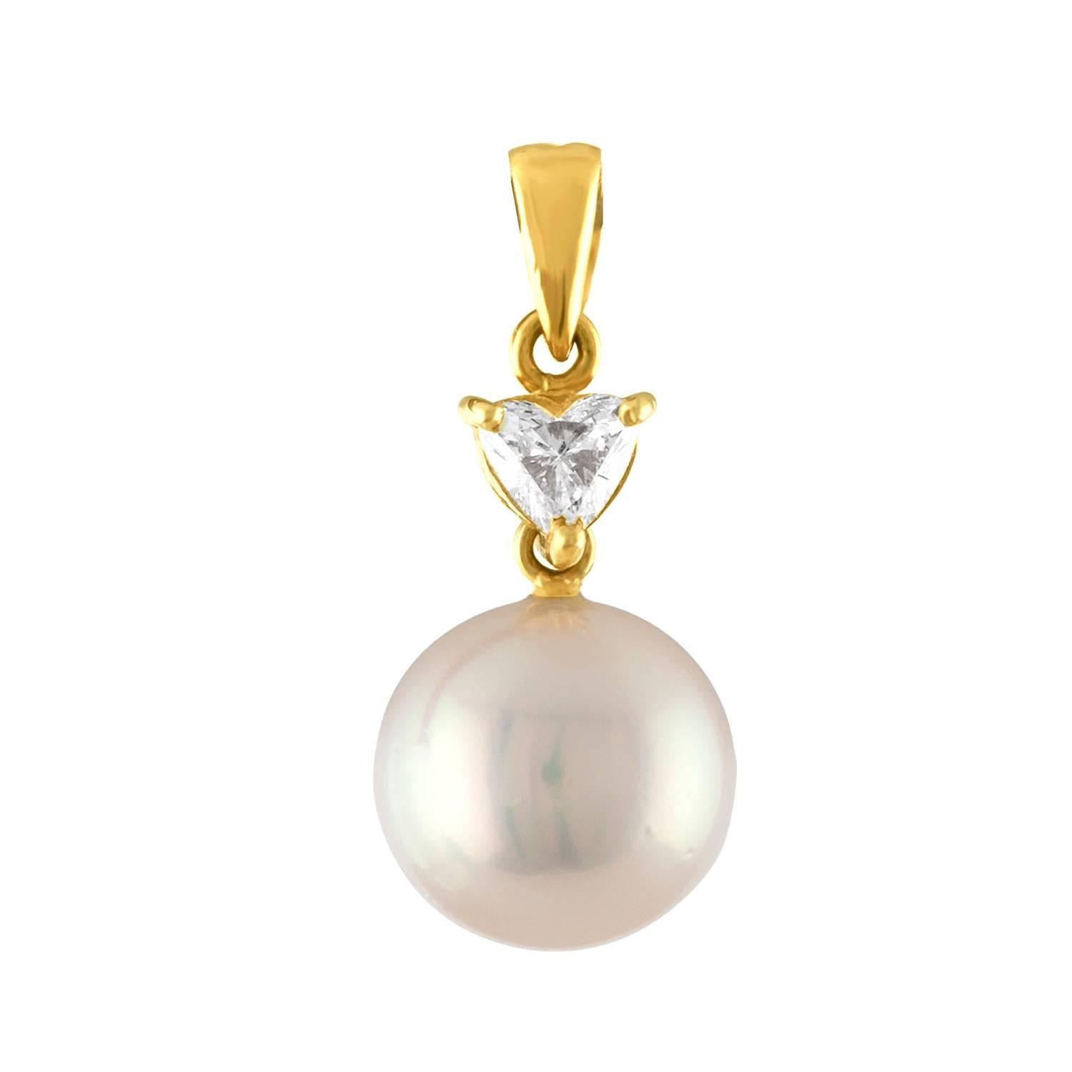 Very Delicate Gold Pearl Necklace
The necklace is 18K Yellow Gold
The Diamond is heart shaped 0.30 Carats E VS
The Fresh Water Cultured Pearl is 9.6mm
The chain is 18K Yellow Gold and is 16