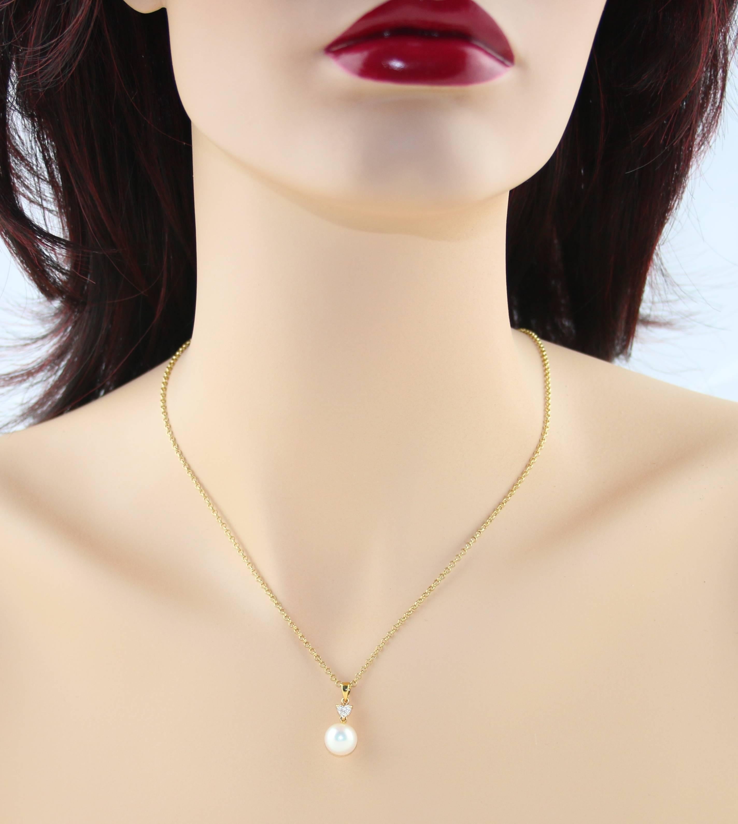 Taille trillion Chaîne collier à pendentif en or avec perles blanches et diamants de 0,30 carat en vente