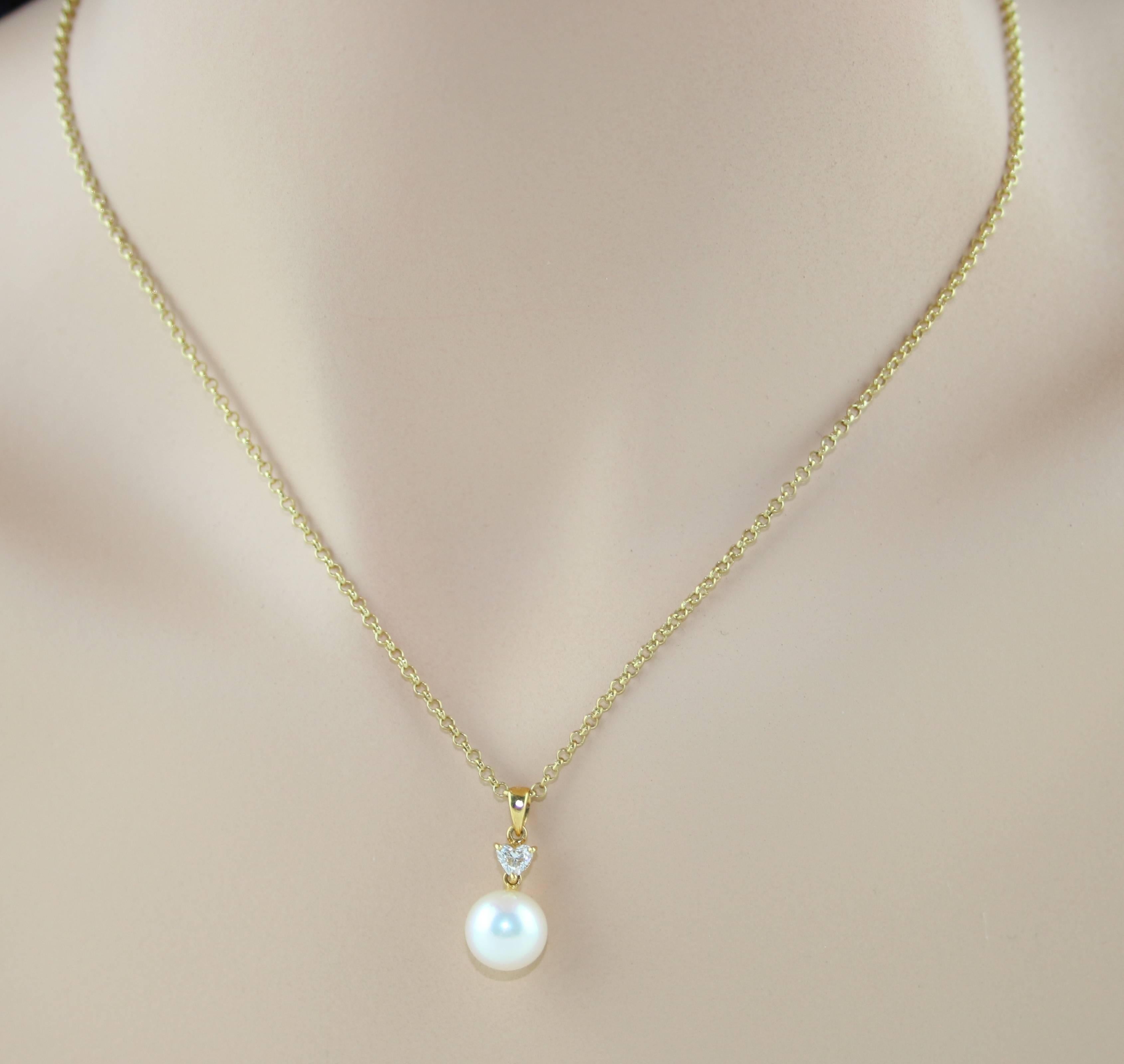 White Pearl and 0.30 Carat Diamond Gold Pendant Chain Necklace In Excellent Condition For Sale In New York, NY