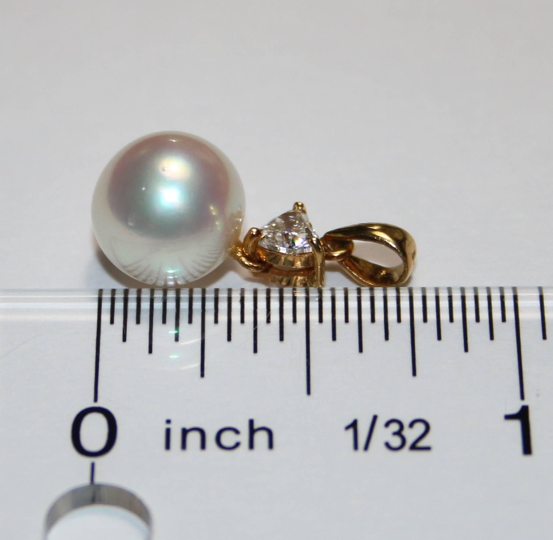 Chaîne collier à pendentif en or avec perles blanches et diamants de 0,30 carat Pour femmes en vente