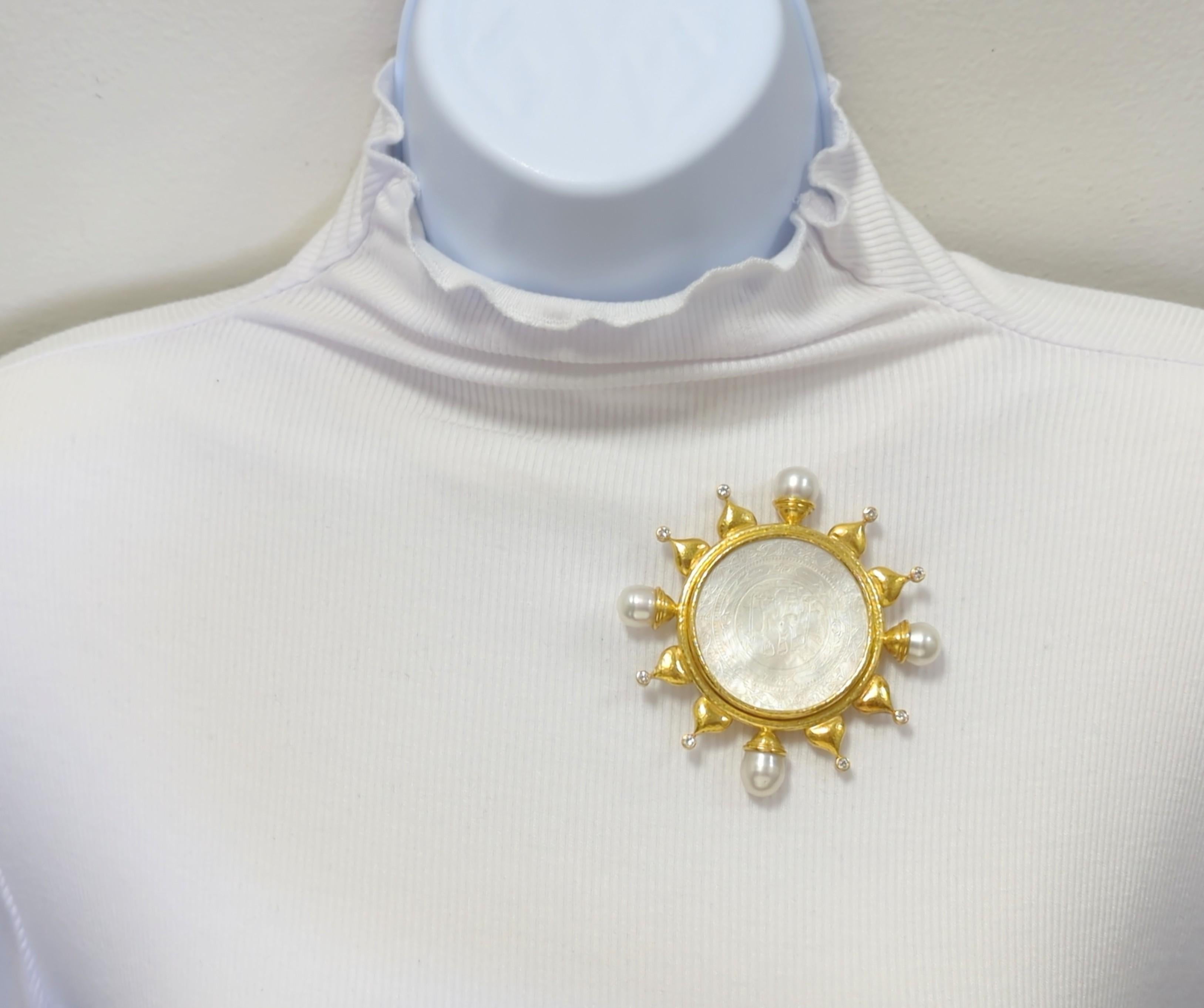 Magnifique broche Chinese Gaming d'Elizabeth composée de perles blanches et de diamants blancs ronds.  Fabriqué à la main en or jaune 18k.