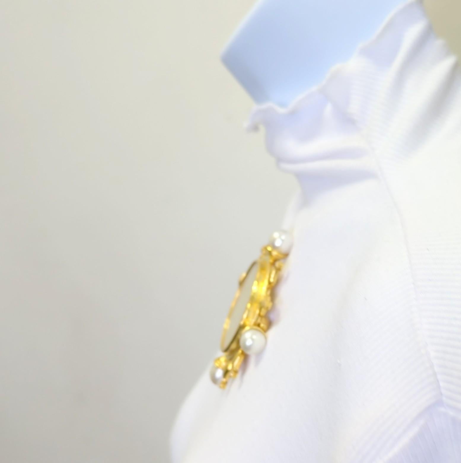 Taille ronde Broche chinoise de jeu en or jaune 18 carats, perles blanches et diamants  en vente