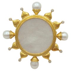 Chinesische Gaming-Brosche aus 18 Karat Gelbgold mit weißer Perle und Diamant 
