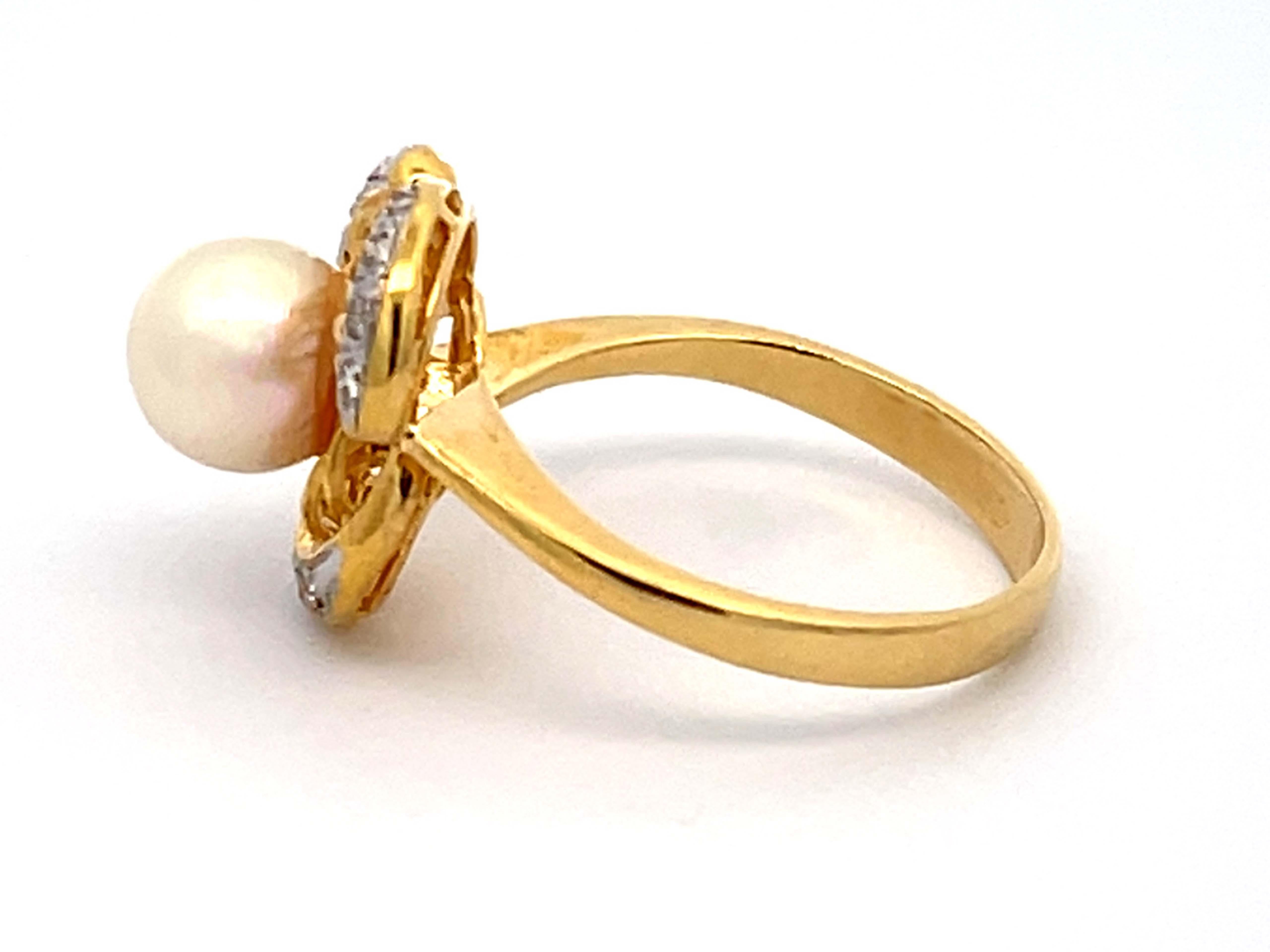White Pearl and Diamond Flower Ring in 18K Yellow Gold In Excellent Condition For Sale In Honolulu, HI