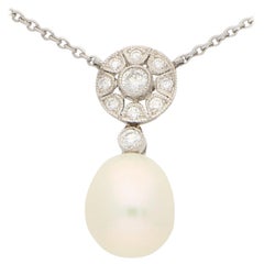Pendentif grappe florale géométrique en or blanc 18 carats serti d'une perle blanche et de diamants