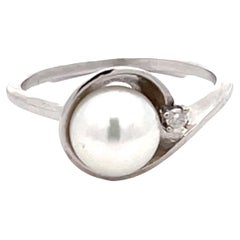 Bague avec perle blanche et diamant en or blanc 14k