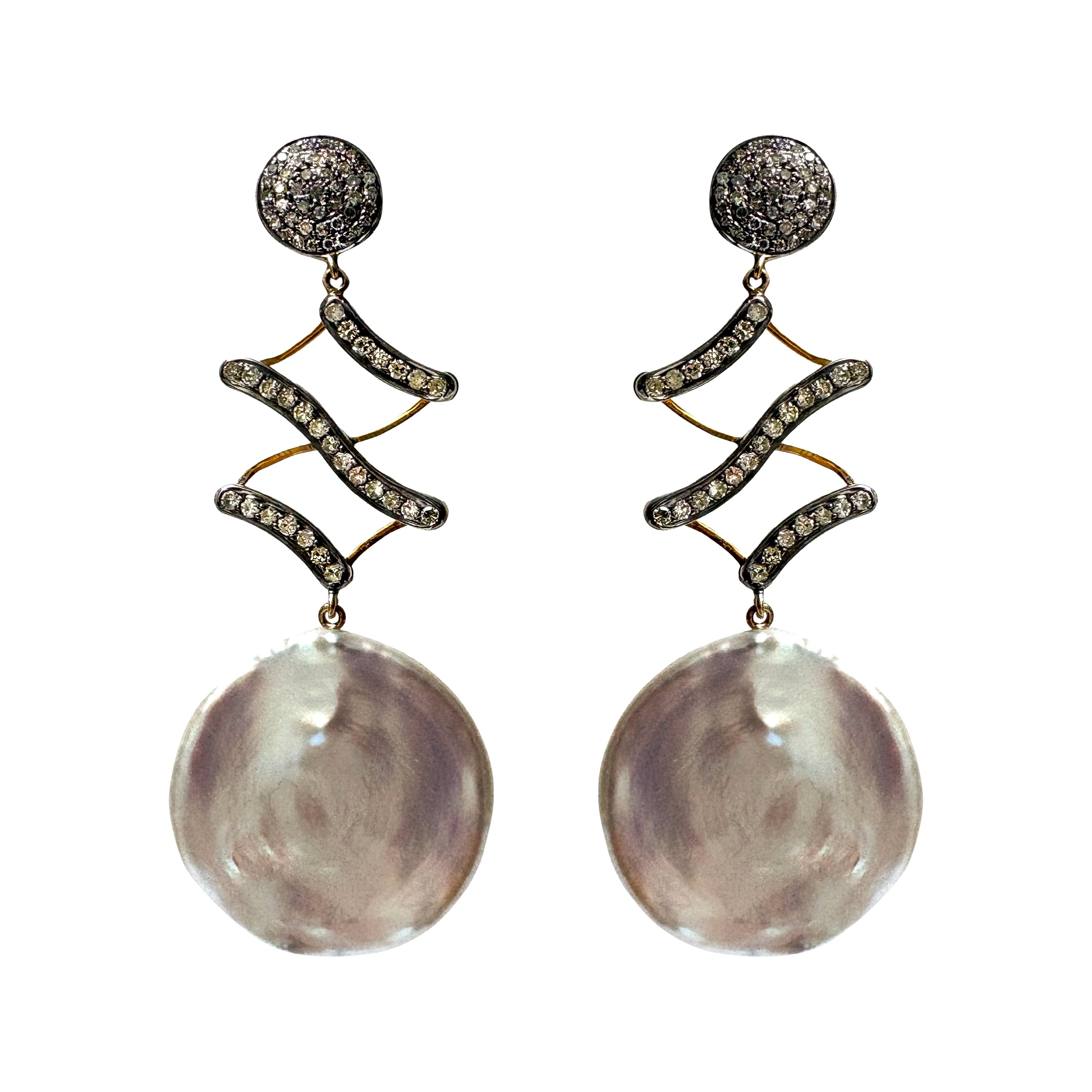 Descrizione
Questi orecchini con perle bianche iridescenti e pave di diamanti si espandono e possono essere indossati nella versione da 2,5 pollici (vedi prima immagine) o da 2 pollici (vedi seconda immagine).
Articolo # E3253

Materiali e