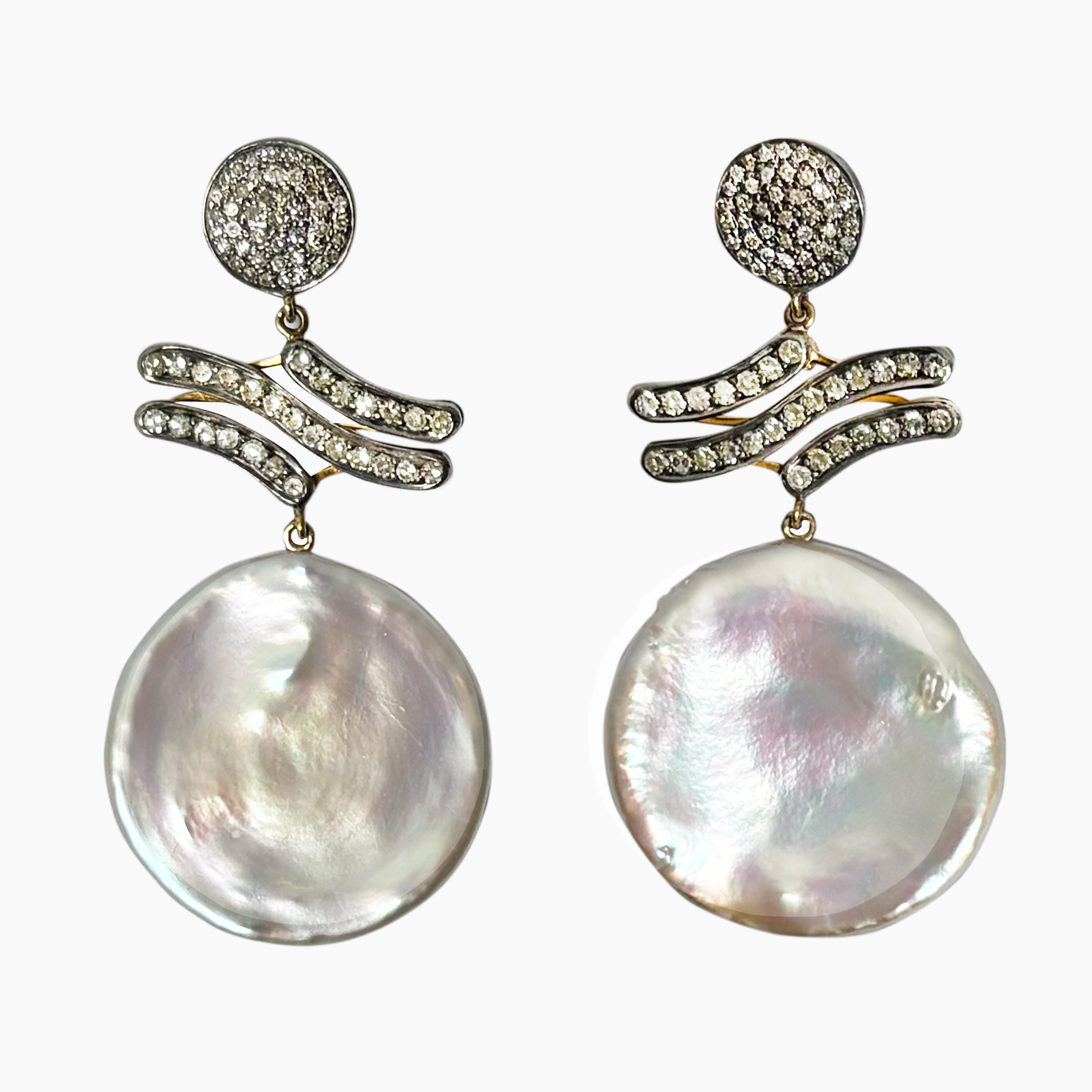 Contemporaneo Orecchini espandibili con perle bianche e pave di diamanti in vendita