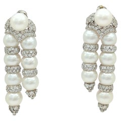 Boucles d'oreilles pendantes en or blanc 18 carats avec perles blanches et diamants blancs