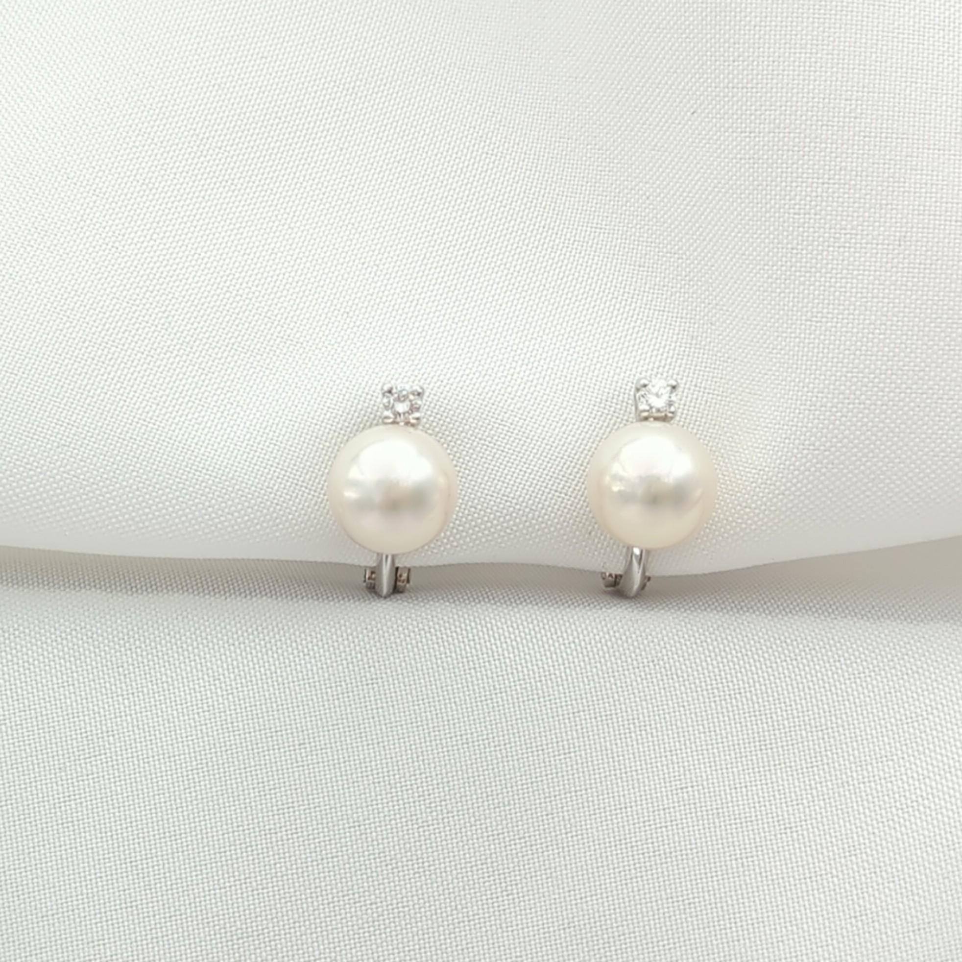 Weiße Perlen und weiße Diamantohrringe aus 18 Karat Weißgold im Angebot 1