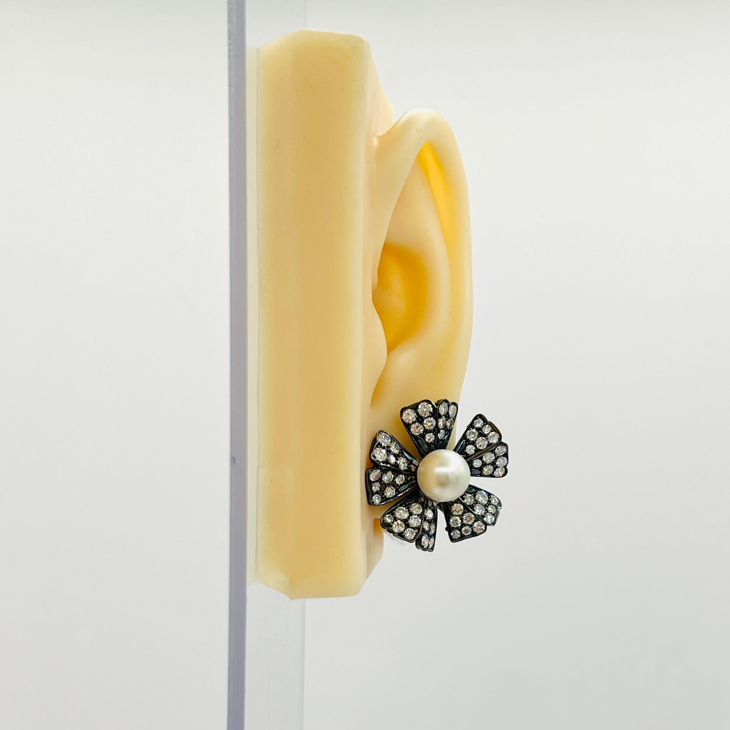 Wunderschöne Ohrringe mit weißen, runden Perlen und weißen, hellen, runden Diamanten von guter Qualität.  Aufsteckbar mit Pfosten.  Handgefertigt in 14k.