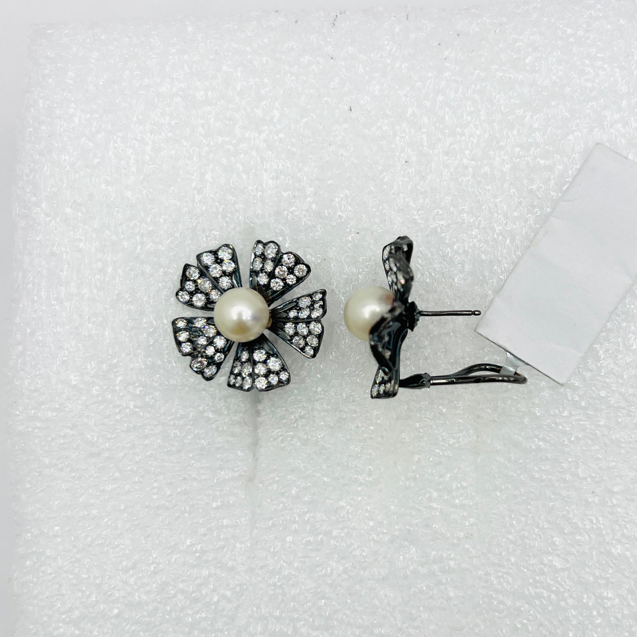 Weiße Perlen- und weiße Diamant-Blumenohrringe in Weiß  Schwarzes Rhodium im Zustand „Neu“ im Angebot in Los Angeles, CA