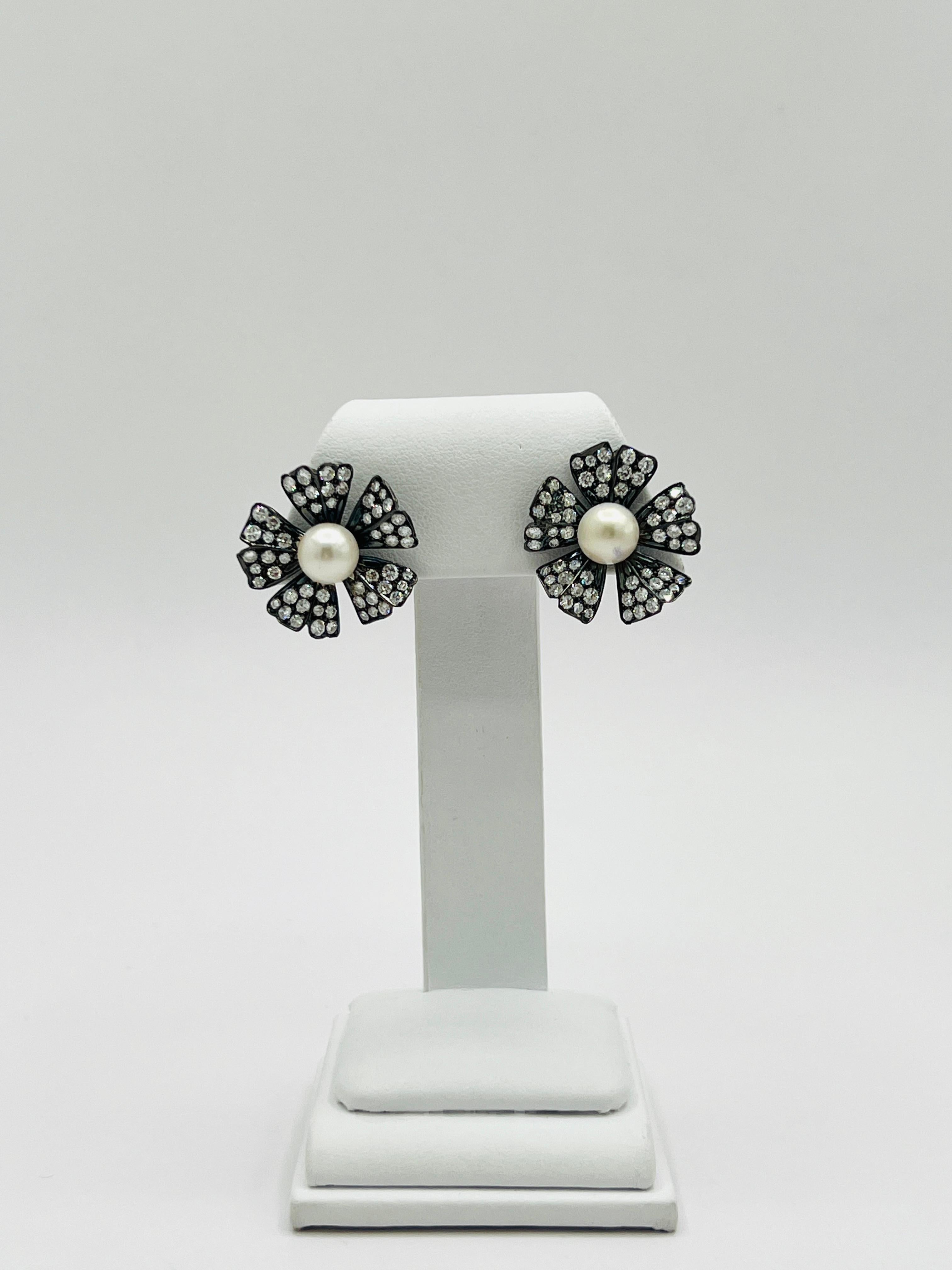Weiße Perlen- und weiße Diamant-Blumenohrringe in Weiß  Schwarzes Rhodium für Damen oder Herren im Angebot