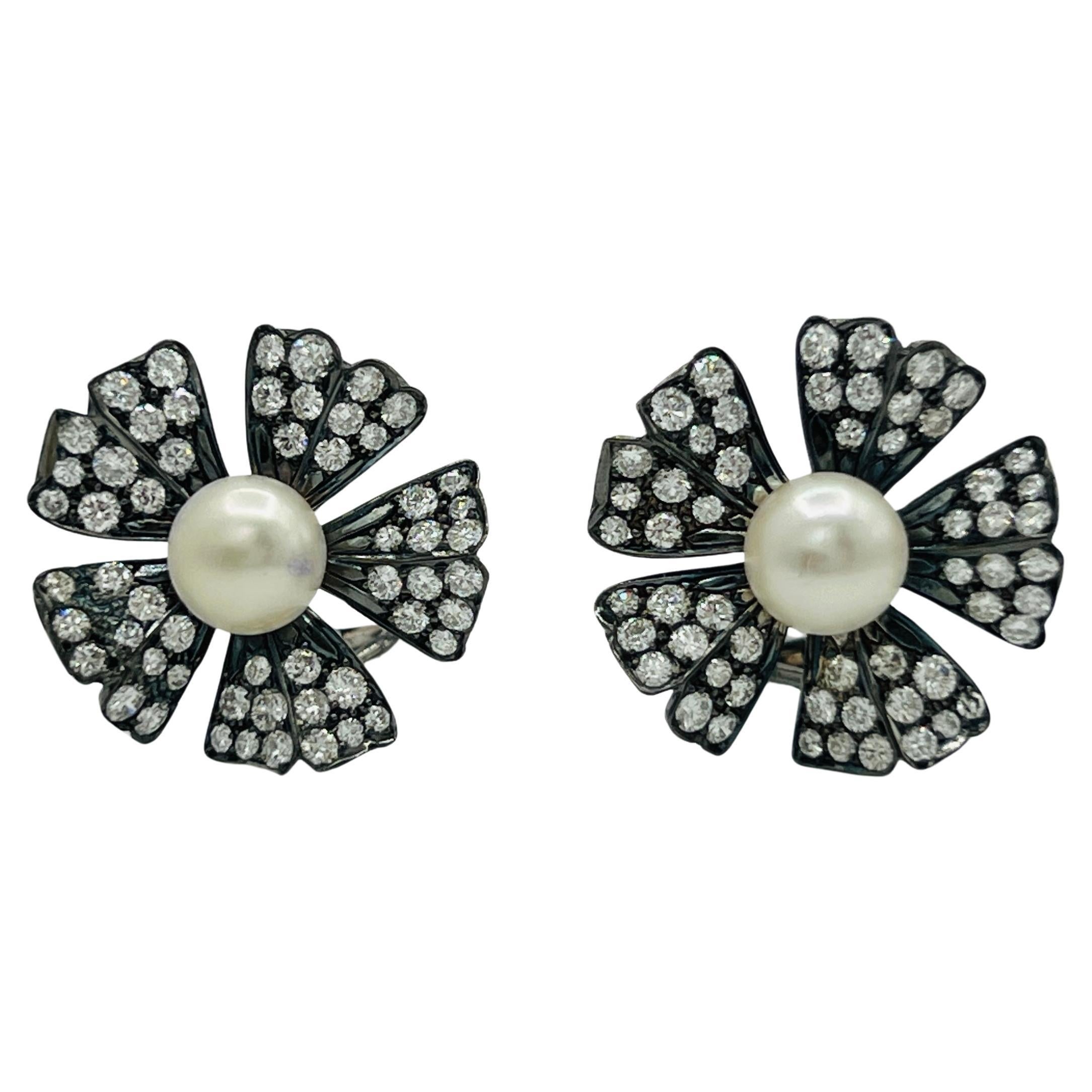 Weiße Perlen- und weiße Diamant-Blumenohrringe in Weiß  Schwarzes Rhodium im Angebot