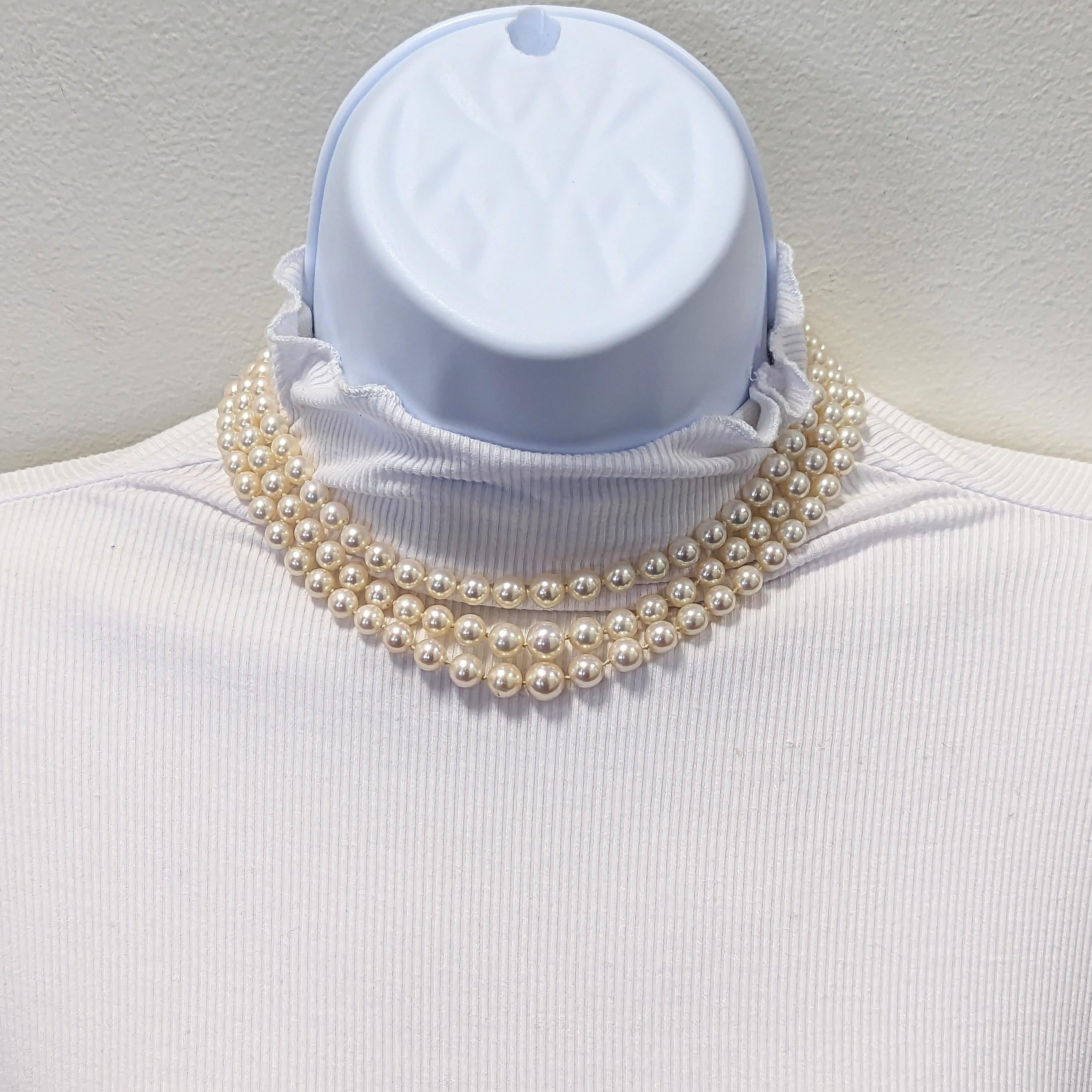 Magnifiques perles rondes blanches avec un diamant blanc rond de bonne qualité fait à la main fermoir en or blanc 18k.  Trois rangs de perles imbriqués.  Un look élégant et sophistiqué.