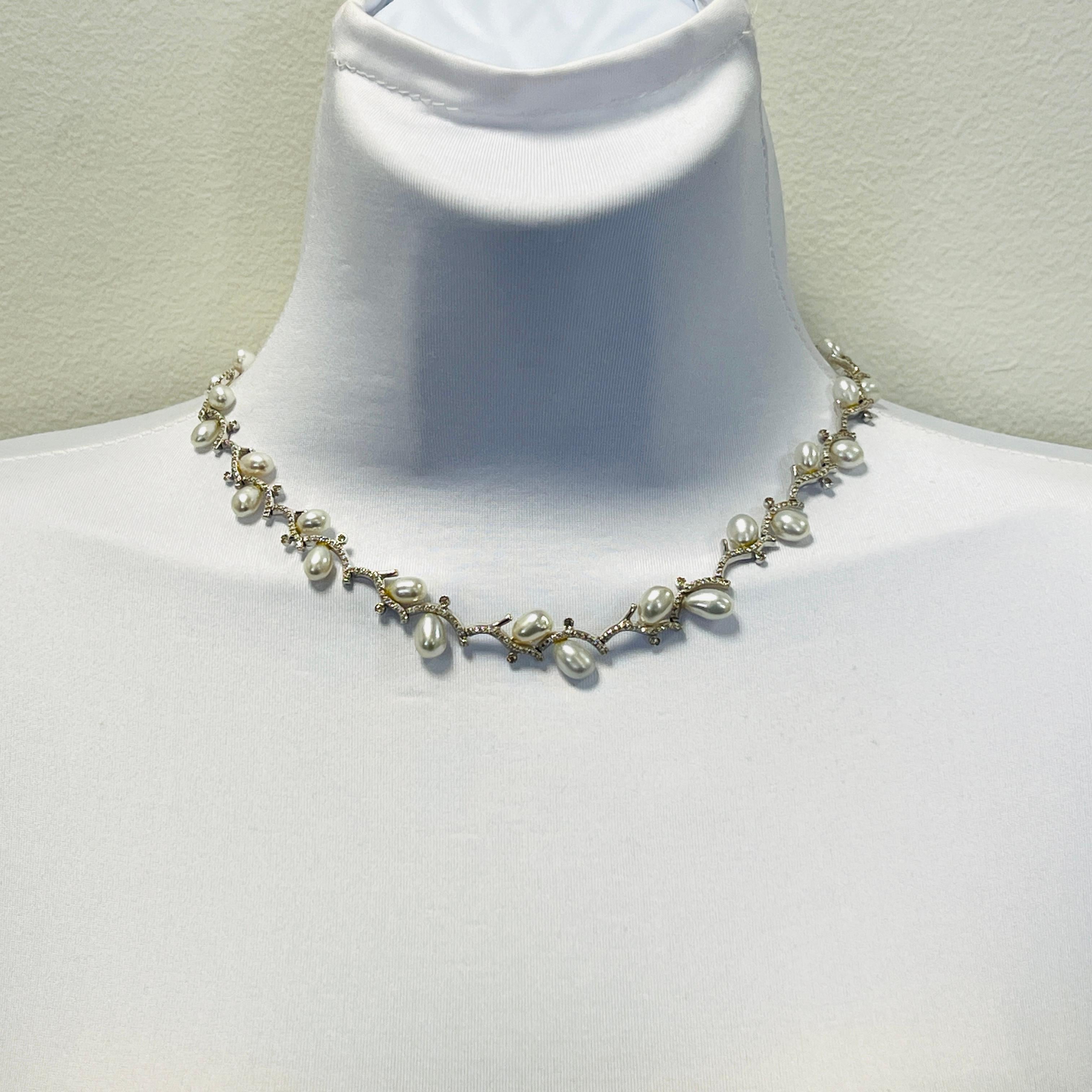 Splendida perla bianca e diamanti bianchi rotondi di buona qualità da 2,23 ct.  Realizzato a mano in oro bianco 18 carati.  La lunghezza è di 16,5