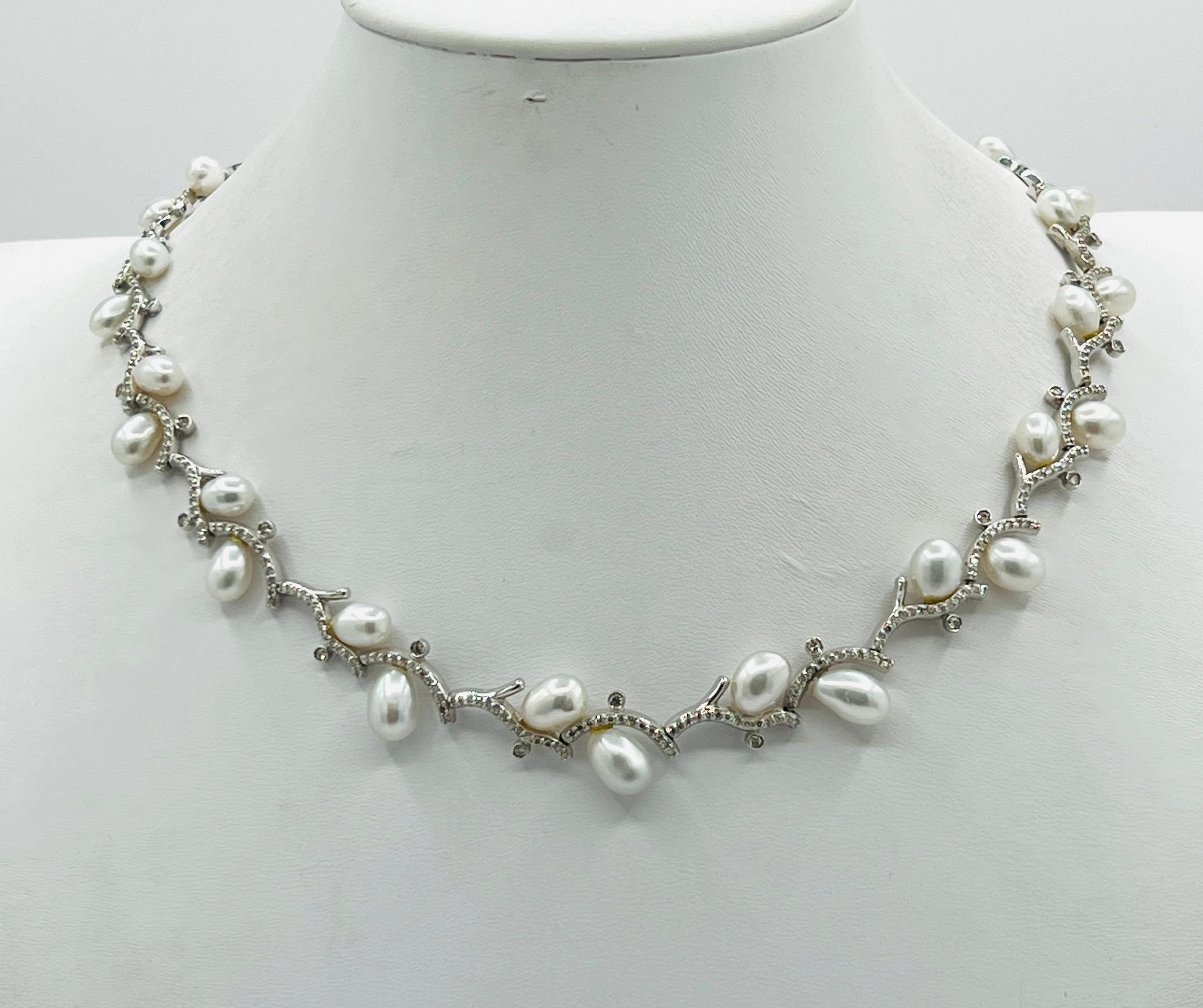 Taglio rotondo Collana di perle bianche e diamanti bianchi in oro bianco 18 carati in vendita