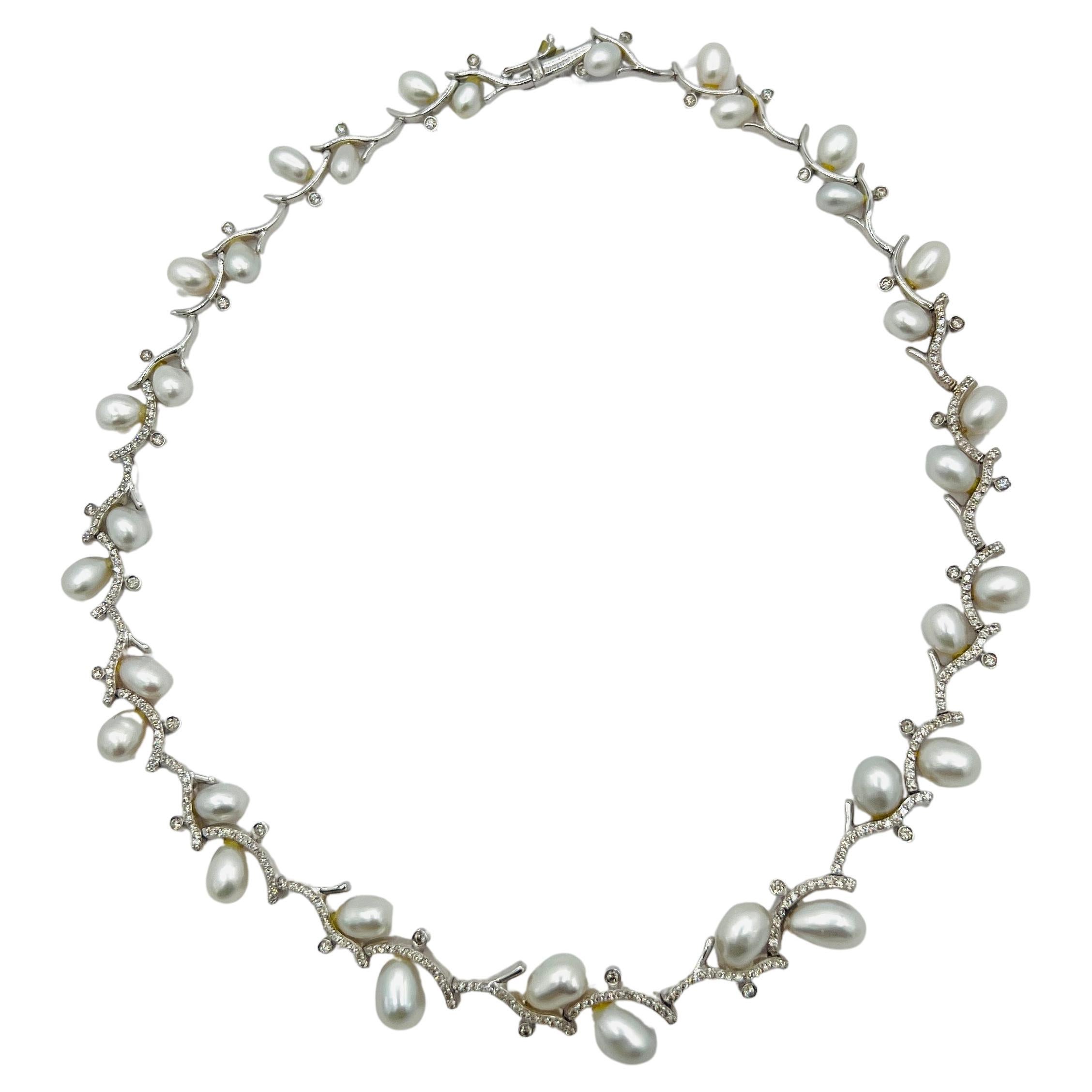 Collana di perle bianche e diamanti bianchi in oro bianco 18 carati