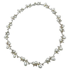 Collana di perle bianche e diamanti bianchi in oro bianco 18 carati