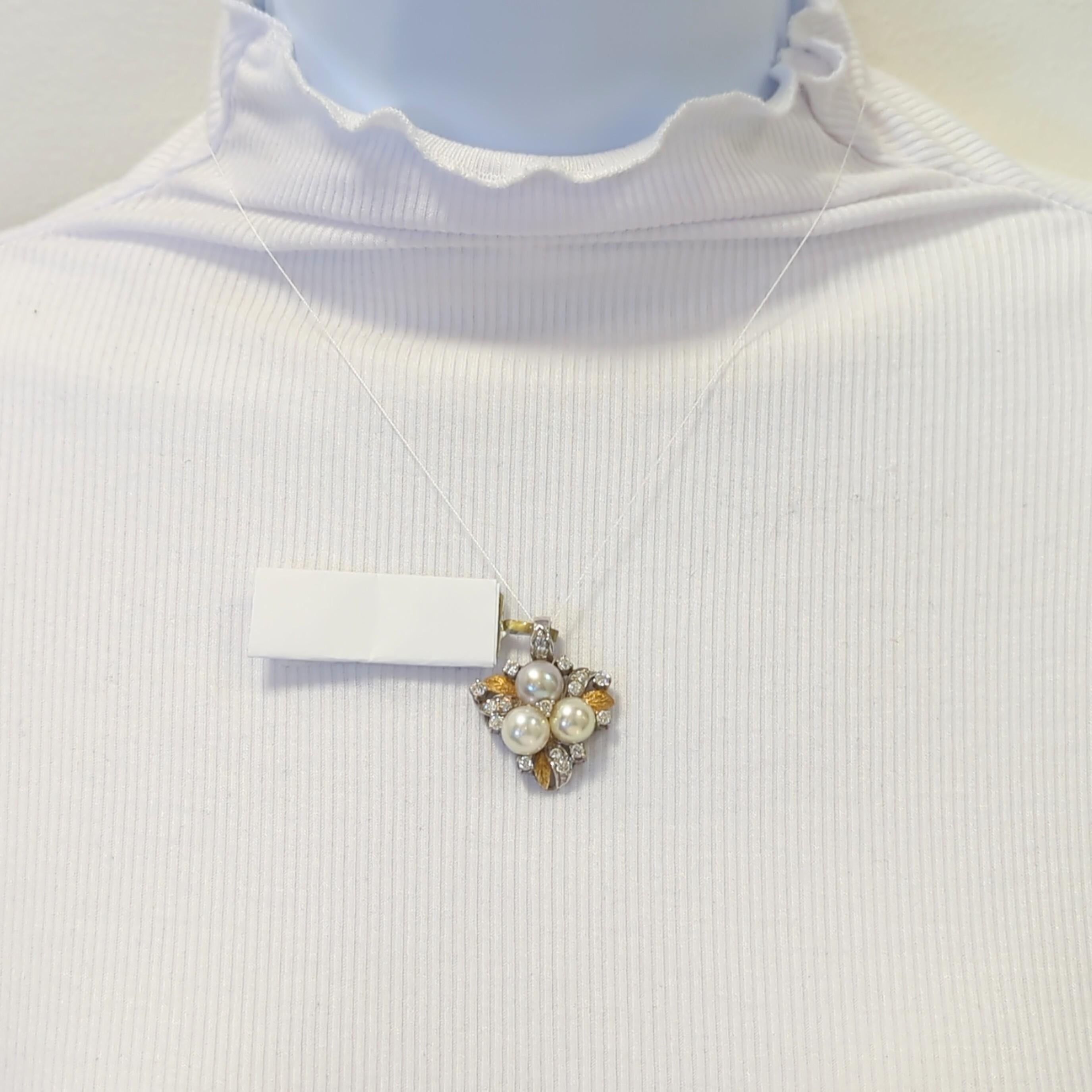 Magnifique pendentif avec 3 perles blanches rondes et des diamants blancs ronds de bonne qualité.  Fabriqué à la main en or blanc et jaune 18 carats.  Des chaînes peuvent être fournies moyennant un supplément.