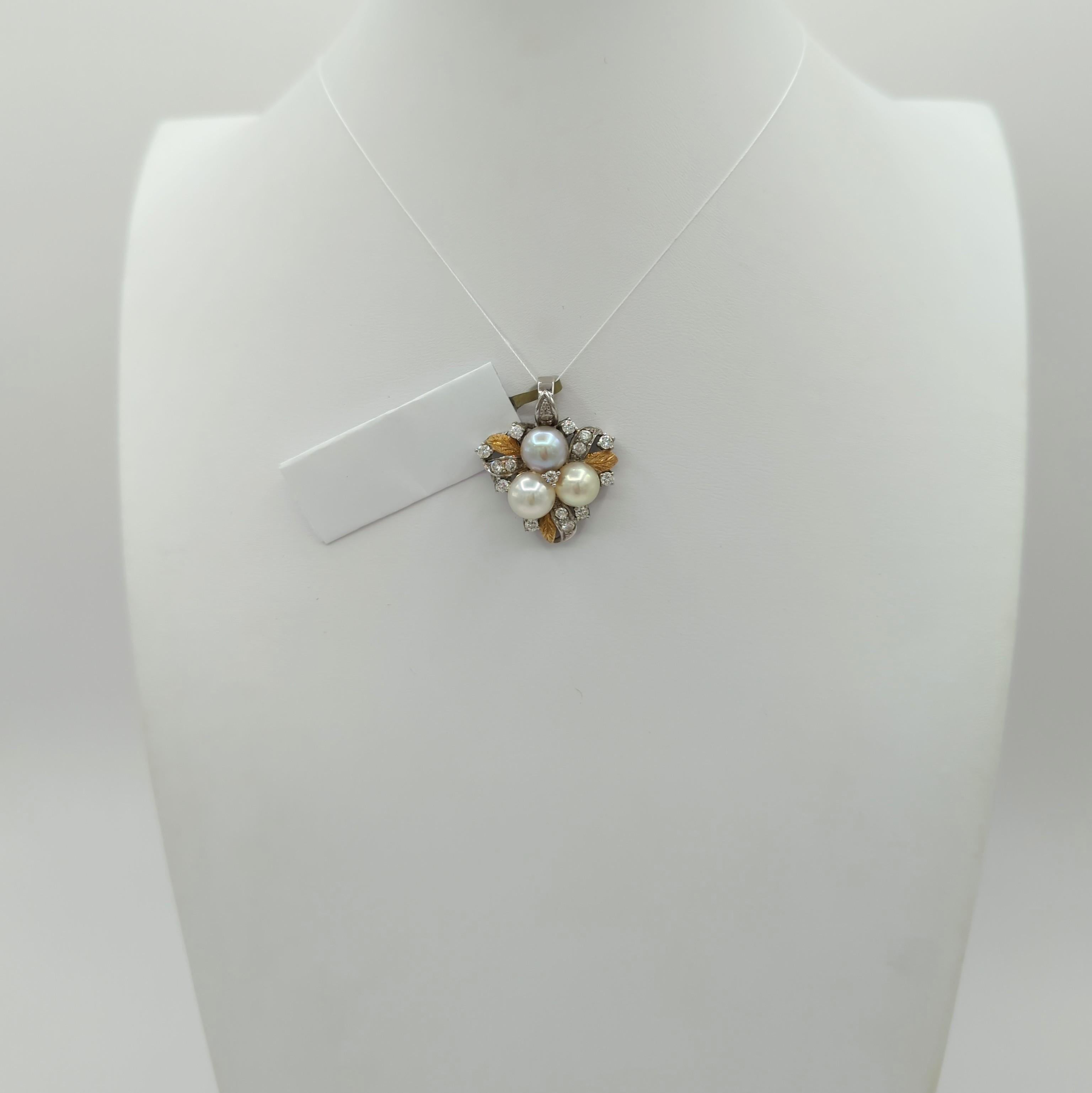 Pendentif en or bicolore 18K avec perles blanches et diamants blancs Neuf - En vente à Los Angeles, CA