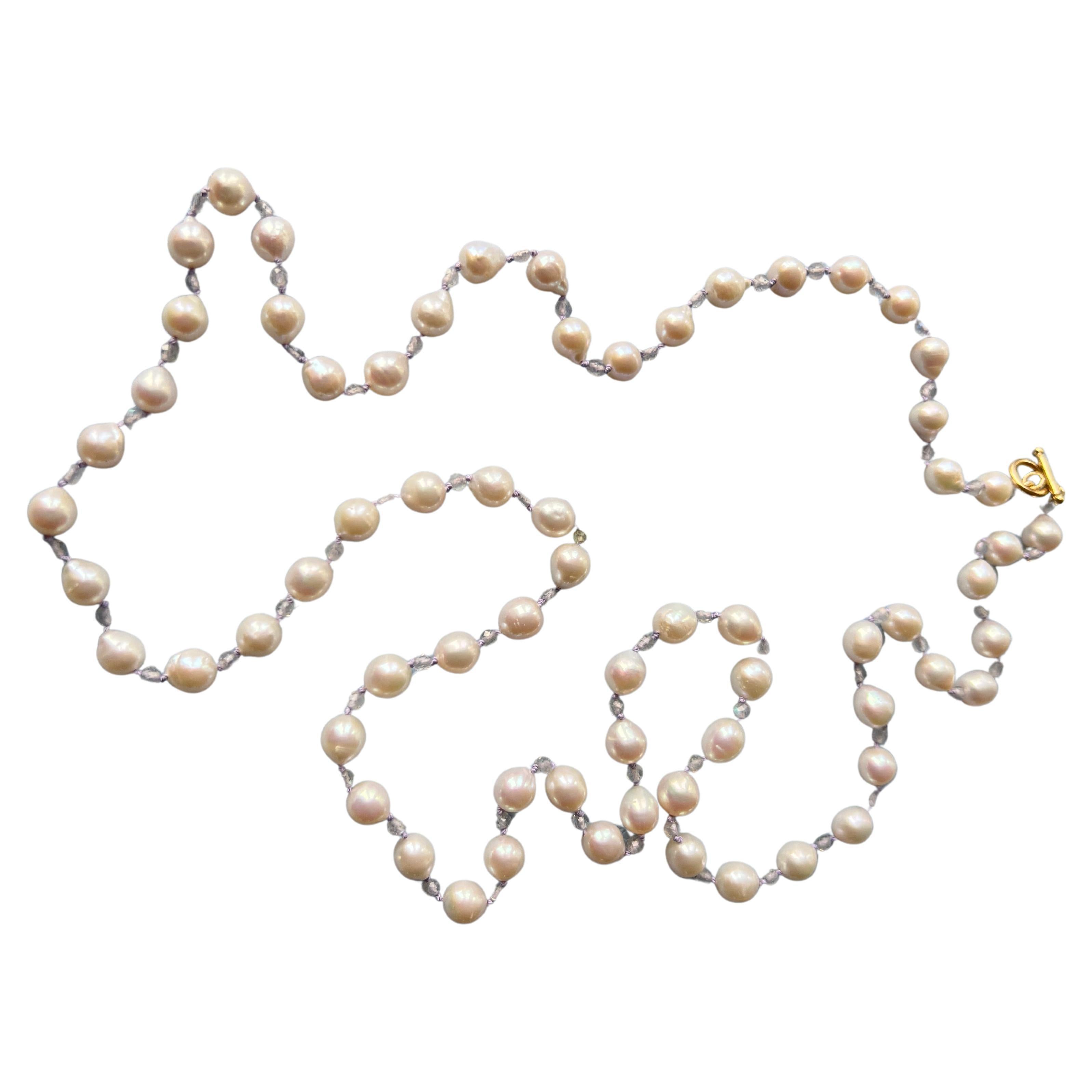 Collana lunga di perle bianche di labradorite
Chiusura in oro 

Lunghezza 35 pollici, 88 cm

Progettista: J DAUPHIN 

Made in Los Angeles

Proprietà curative e simbolismo della perla bianca
Simbolismo: Le perle bianche sono spesso associate alla