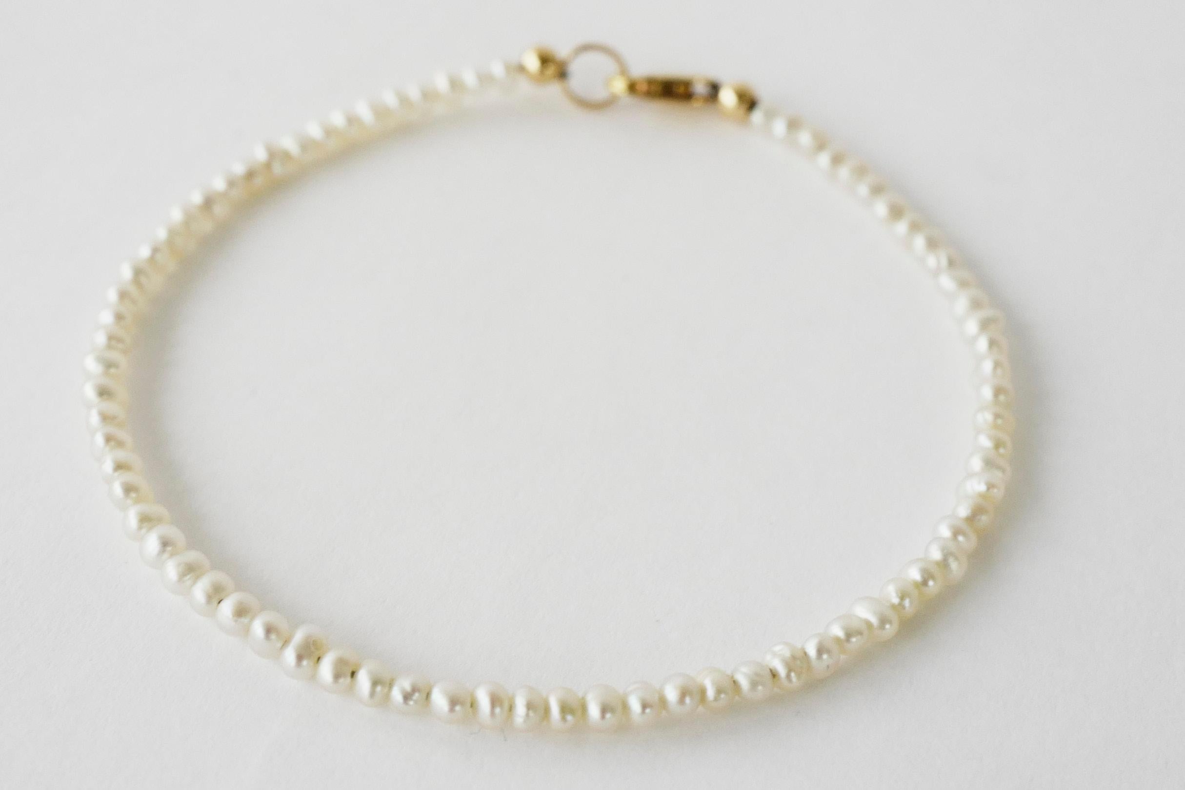 Weißes Perlenarmband mit weißen Perlen J Dauphin (Romantik) im Angebot