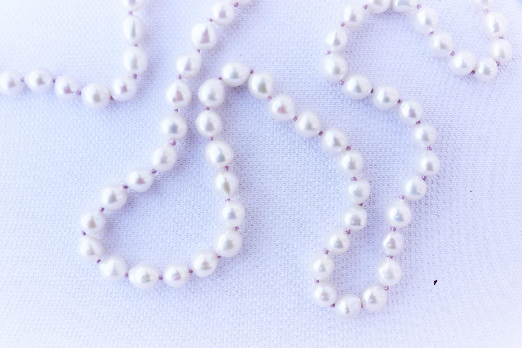 Collier de perles blanches perlées sur chaîne en argent avec fil de soie lilas
36