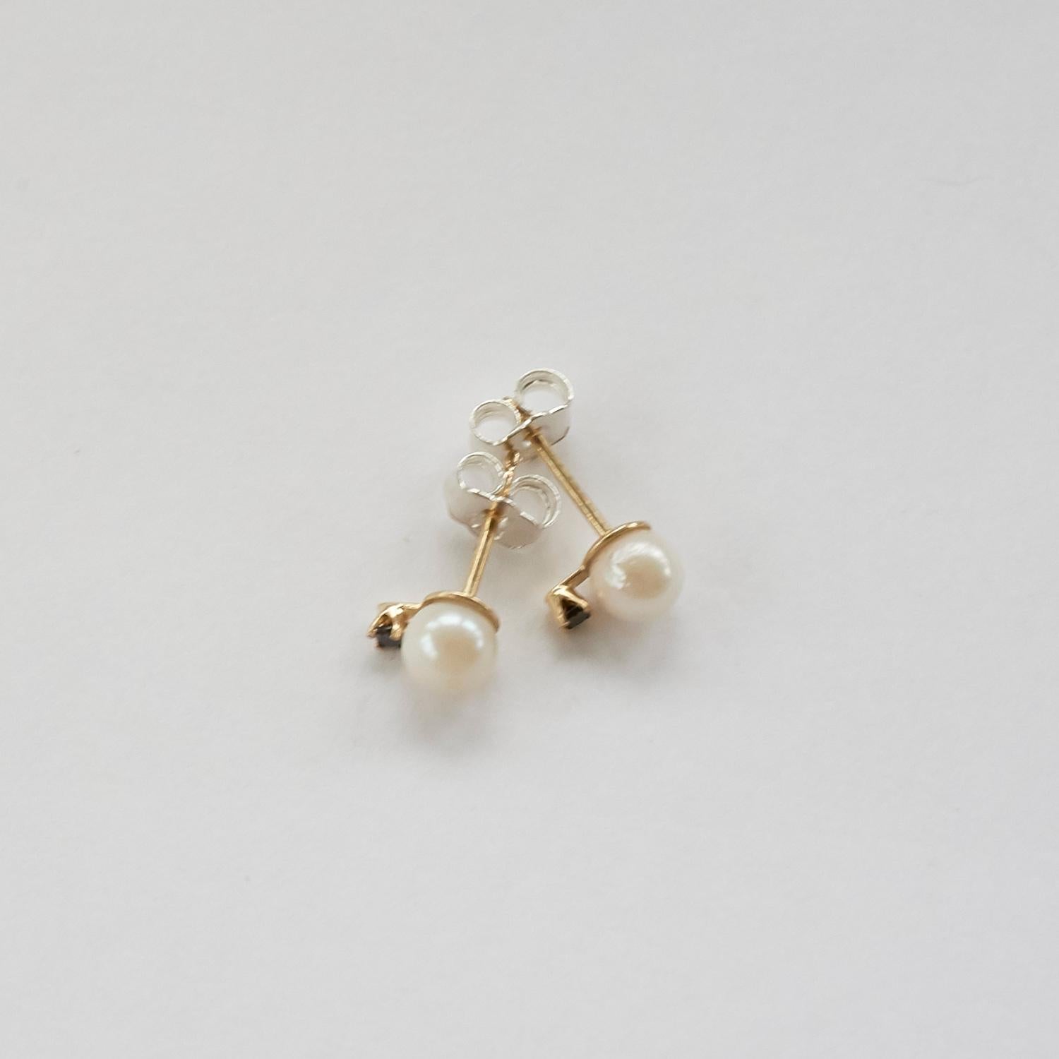 Brilliant Cut White Pearl Black Diamond Earring Stud Gold J Dauphin For Sale