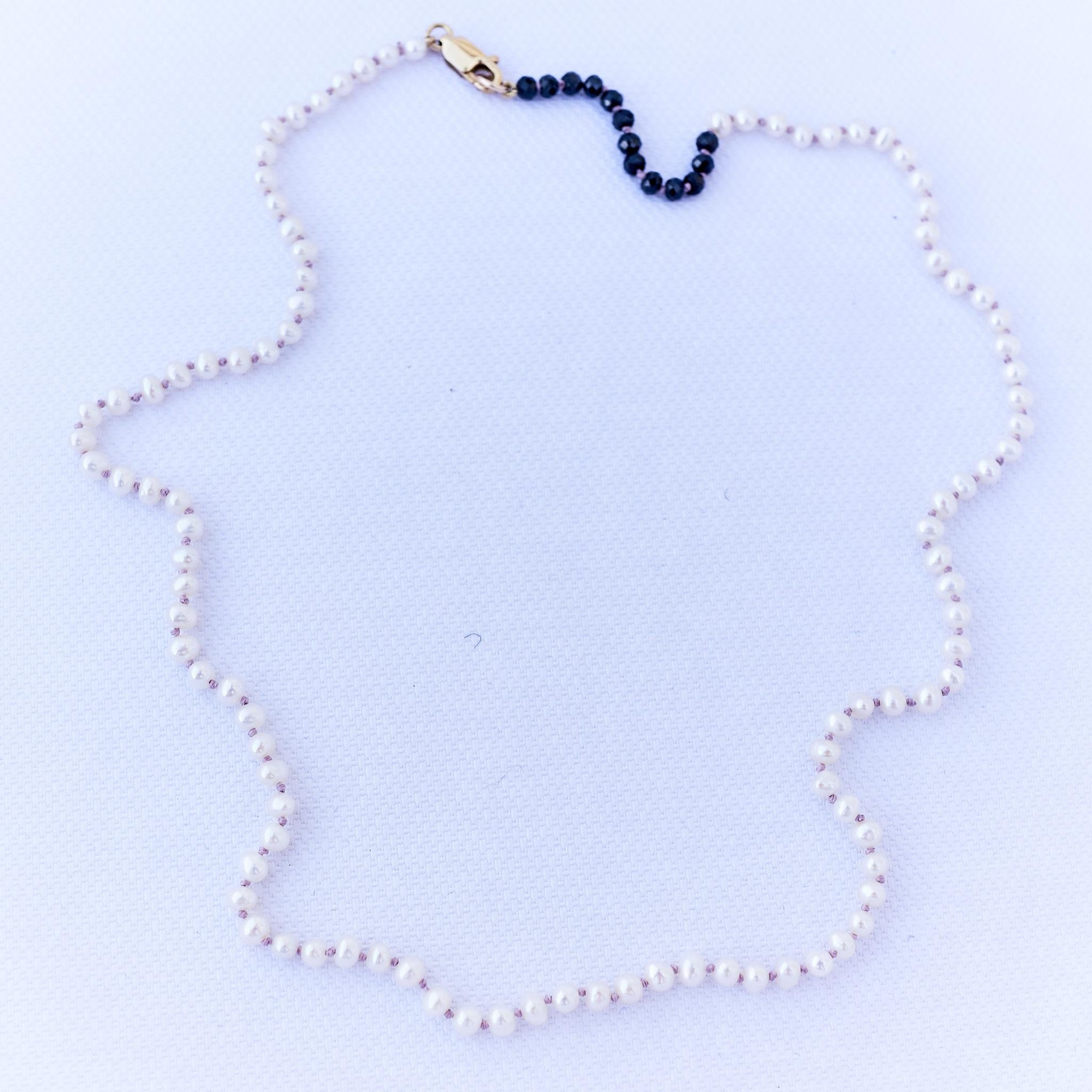 Lila Seidenhalskette mit weißen Perlen und schwarzen Edelsteinperlen J Dauphin (Viktorianisch) im Angebot