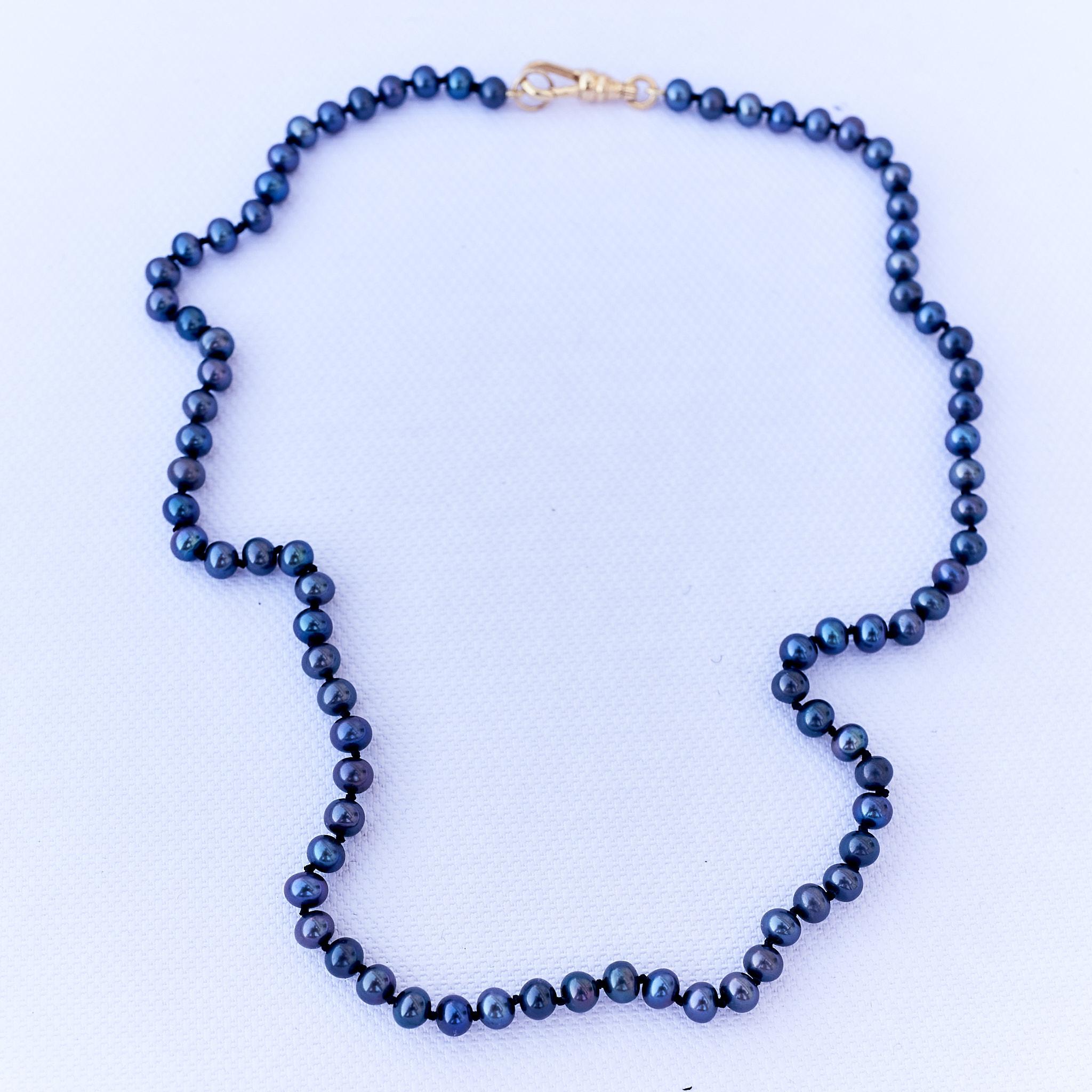 J Dauphin Collier de perles blanches et de perles noires en soie lilas avec perles Neuf - En vente à Los Angeles, CA