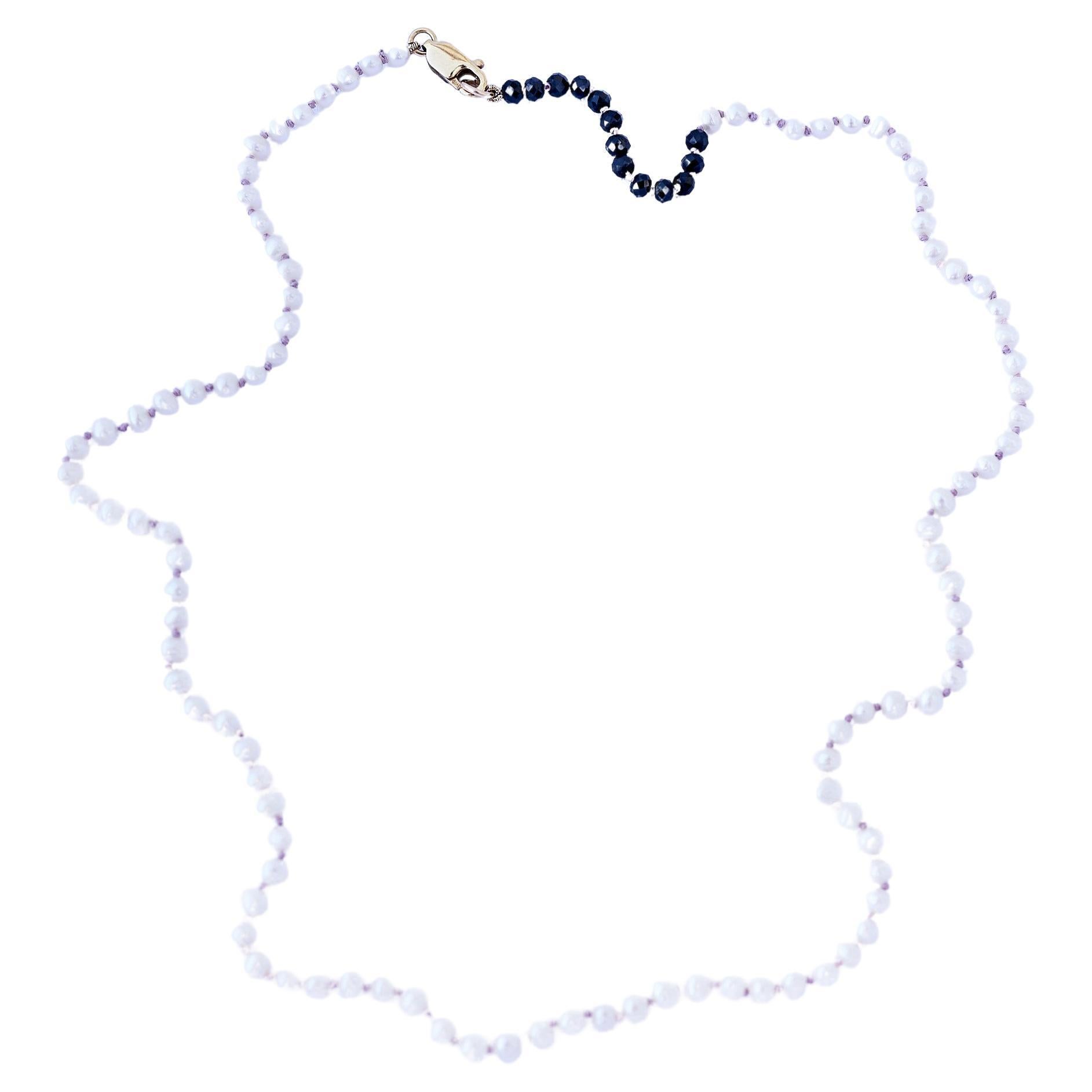 J Dauphin Collier de perles blanches et de perles noires en soie lilas avec perles en vente
