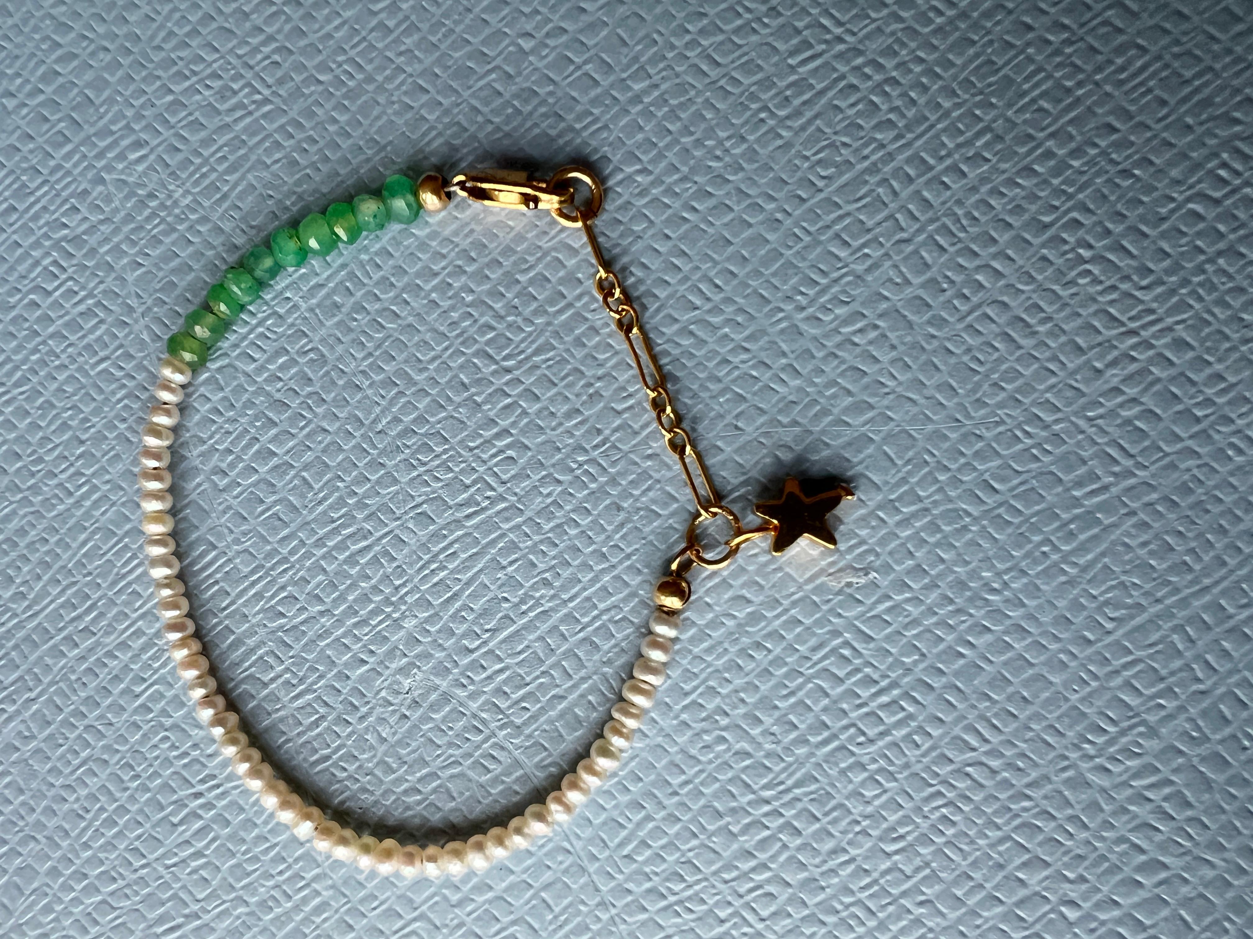 Bracelet J Dauphin étoilé en or rempli de chrysoprase blanche

Les perles blanches sont censées représenter la pureté, l'innocence et la beauté. On pense qu'elles ont un effet calmant et recentrant sur la personne qui les porte, contribuant à