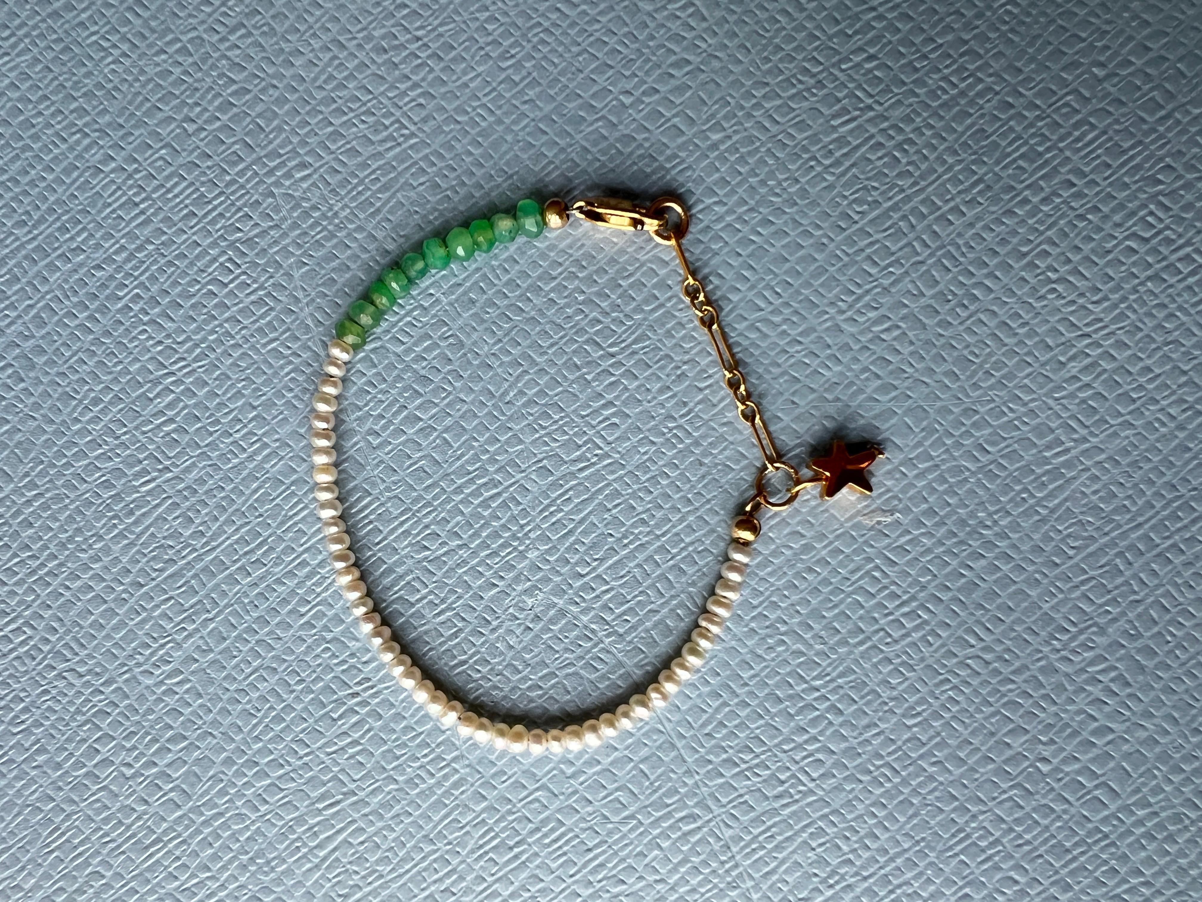 Taille ronde Bracelet J Dauphin étoilé en or rempli de chrysoprase blanche en vente