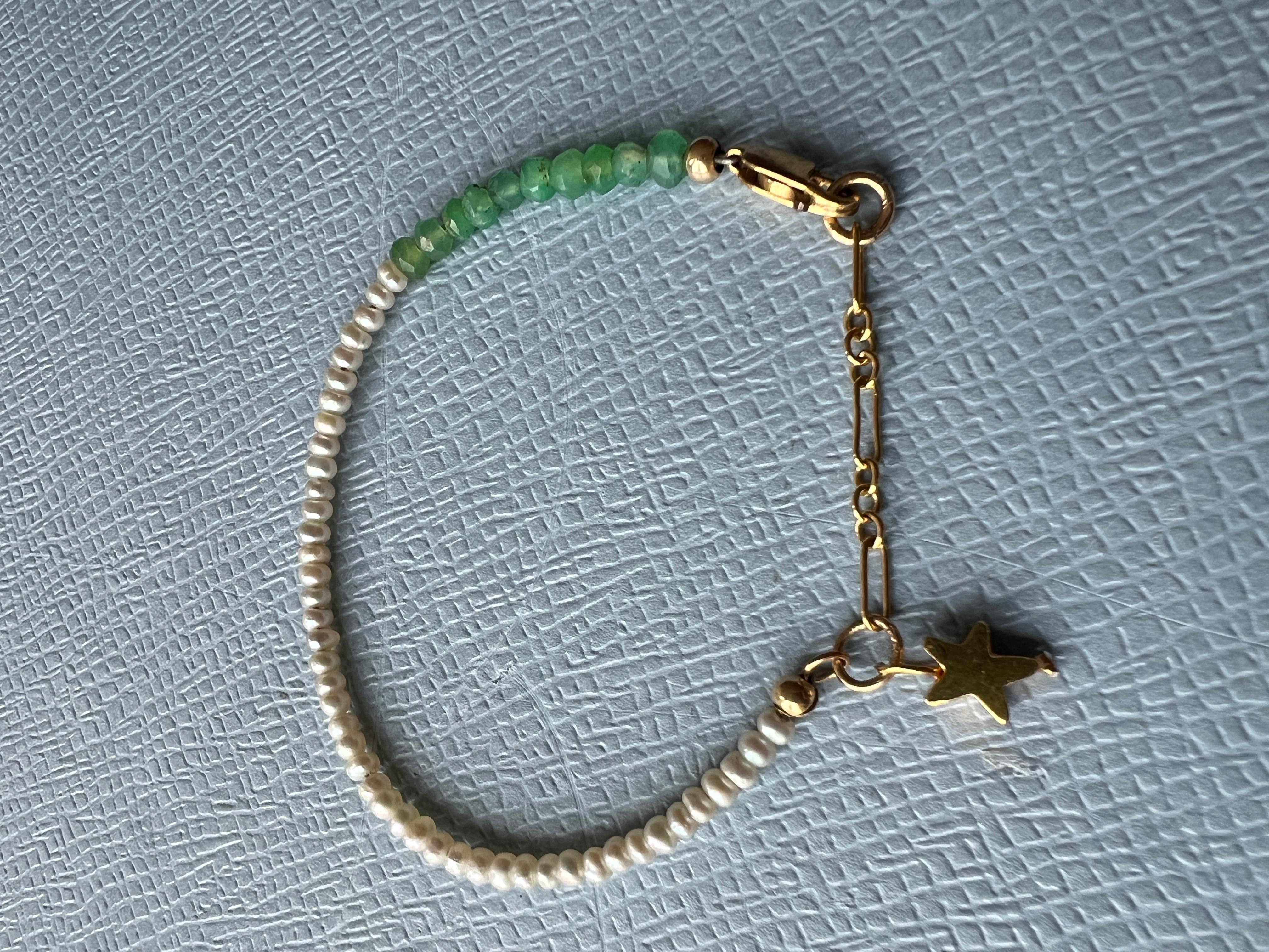 Bracelet J Dauphin étoilé en or rempli de chrysoprase blanche en vente 1