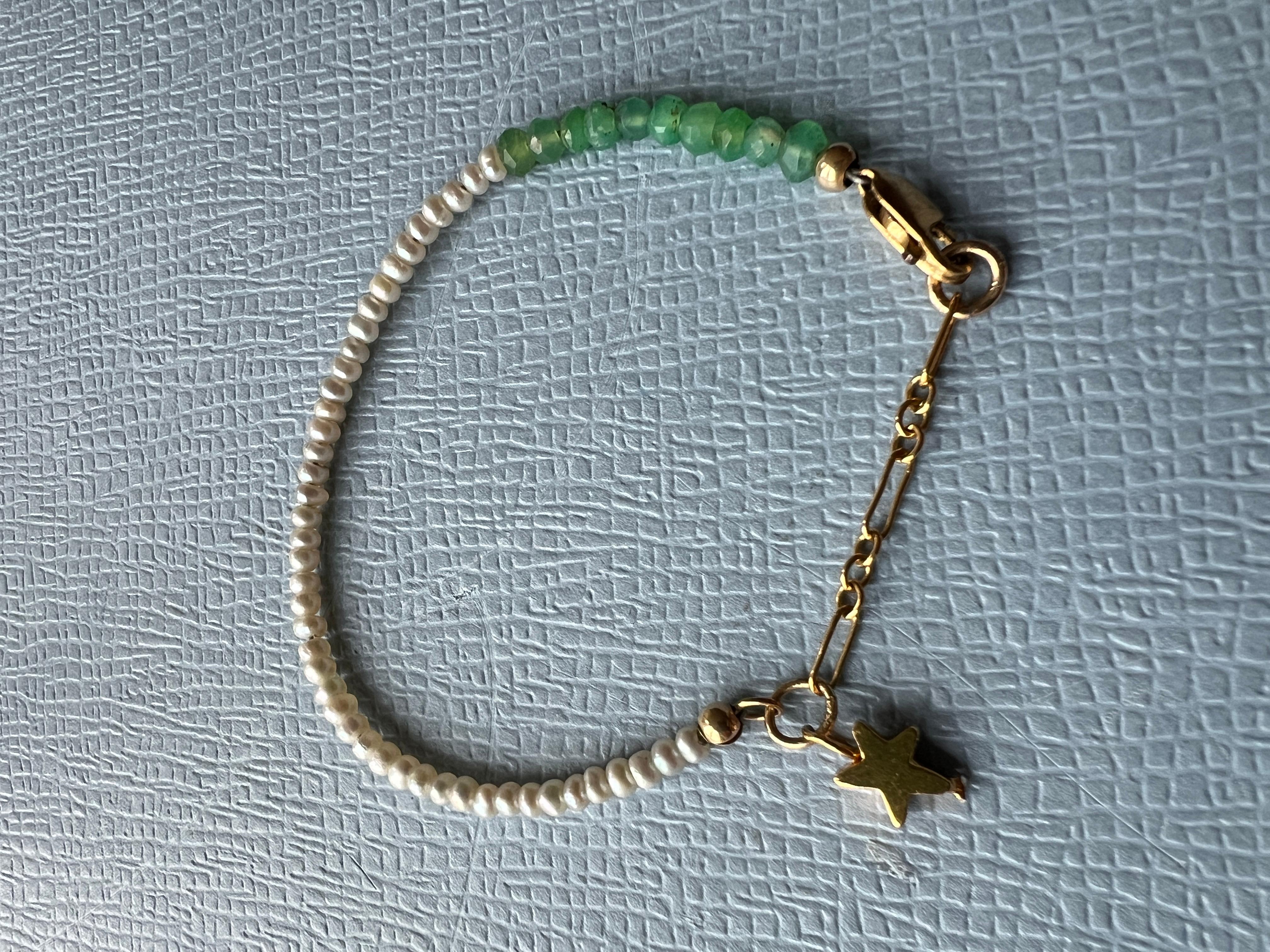 Bracelet J Dauphin étoilé en or rempli de chrysoprase blanche en vente 2