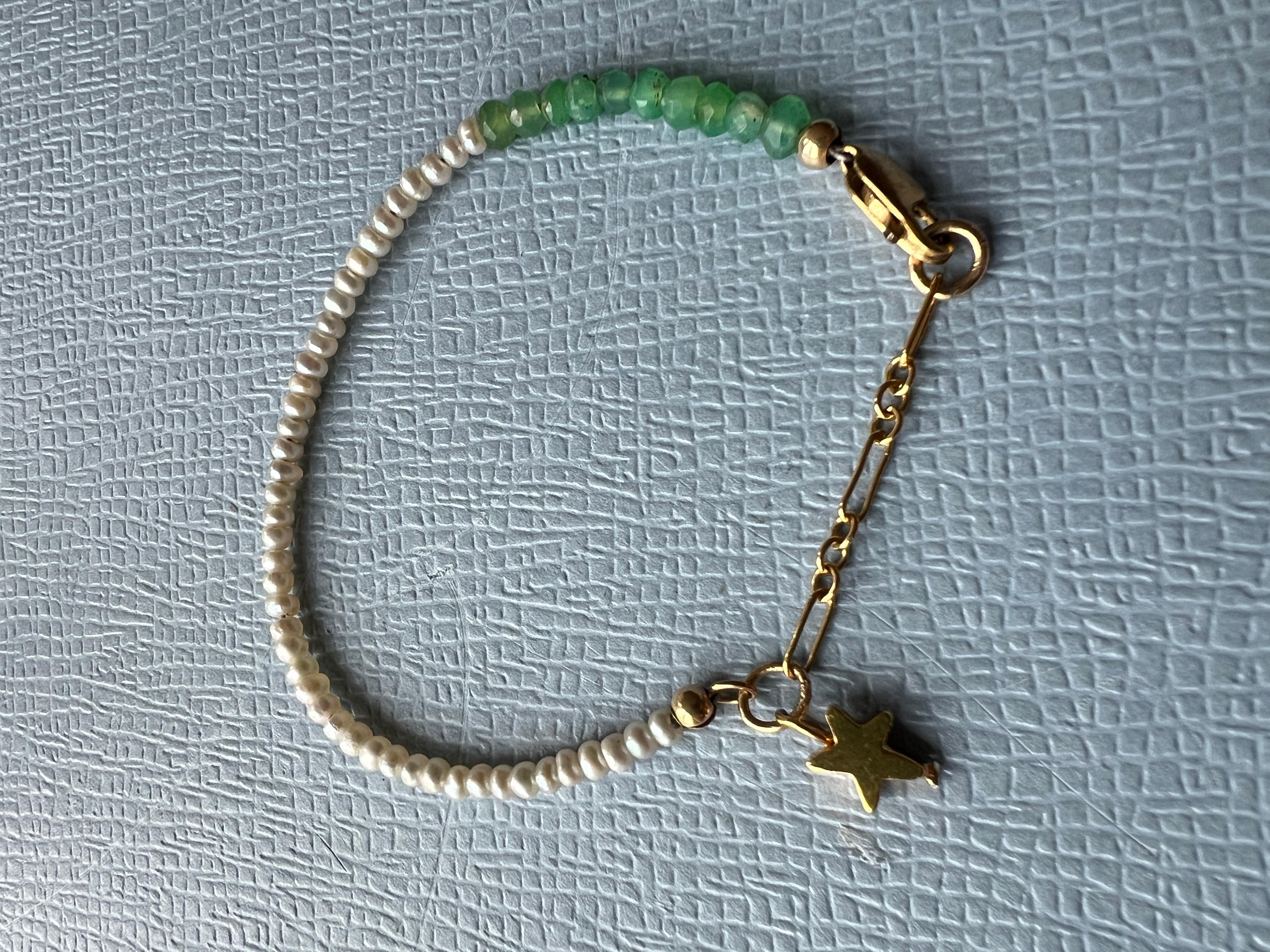 Bracelet J Dauphin étoilé en or rempli de chrysoprase blanche en vente 3