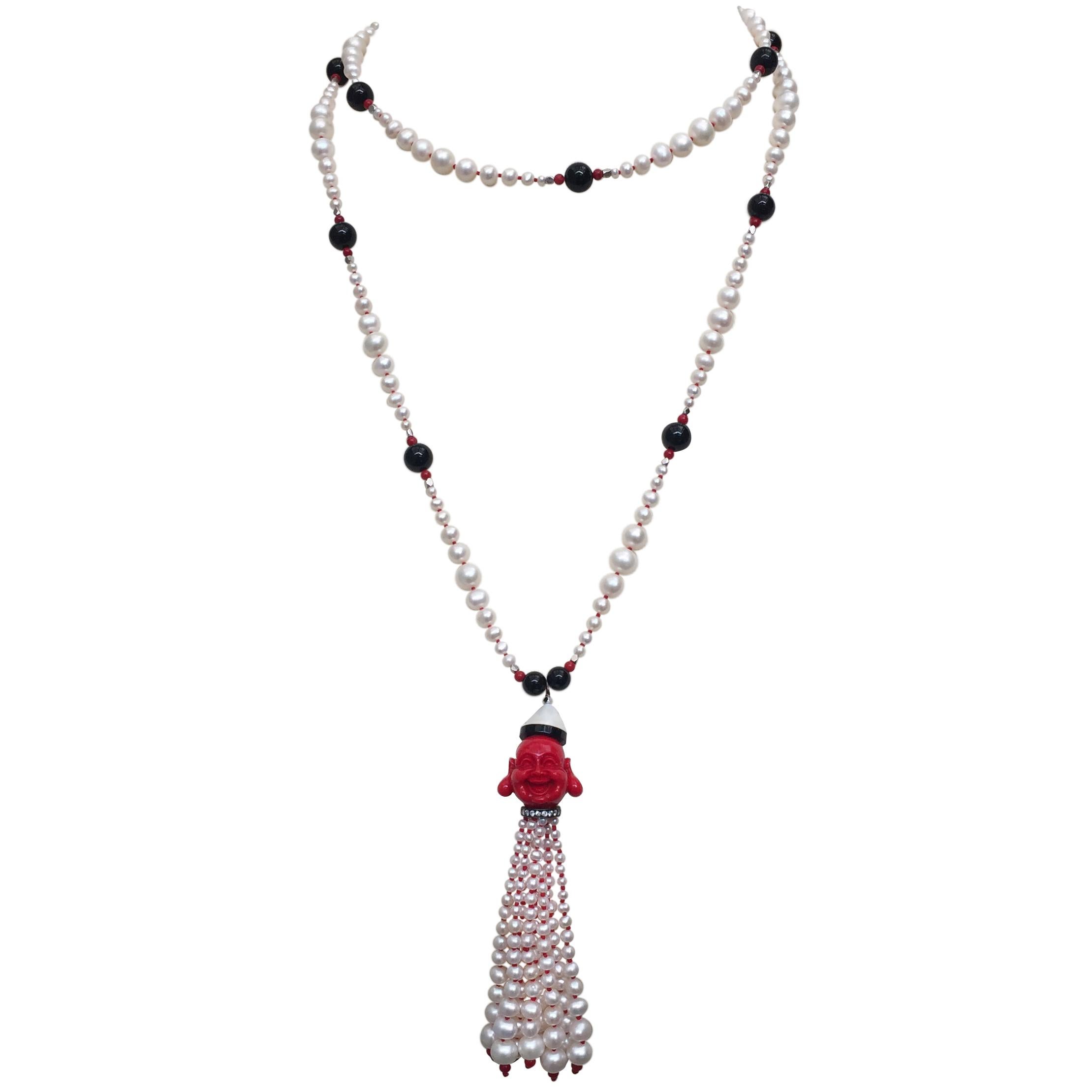 Marina J Collier de perles blanches, de perles, de corail, d'onyx et de perles d'argent avec pompon en forme de Bouddha en corail 