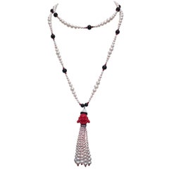 Marina J Collier de perles blanches, de perles, de corail, d'onyx et de perles d'argent avec pompon en forme de Bouddha en corail 