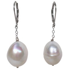 Pendants d'oreilles Marina J en perles blanches avec chaîne en or blanc 14 carats et fermoirs à levier
