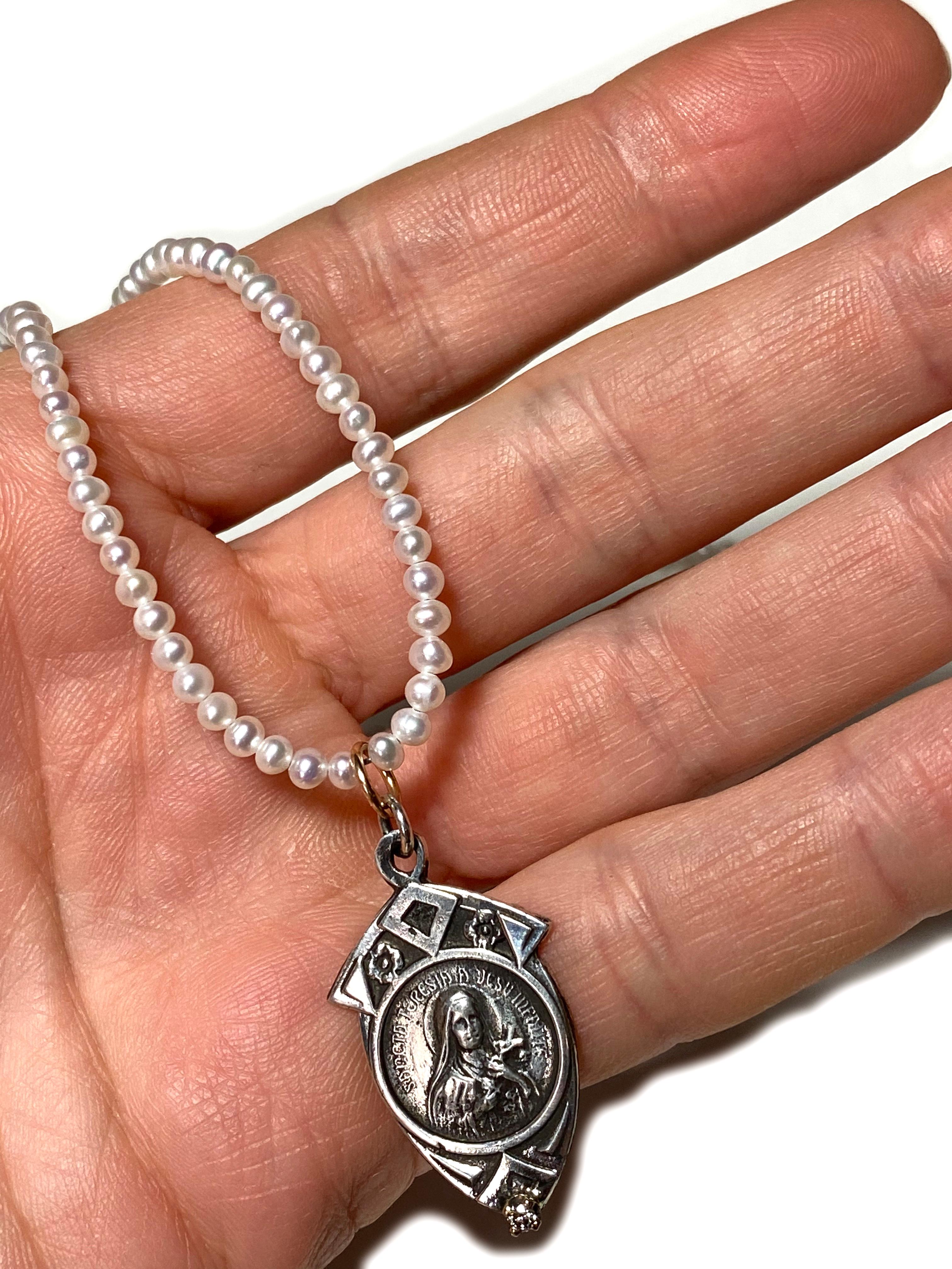 Weiße Perle Diamant Jungfrau Maria Perlenkette J Dauphin

Exklusives Stück mit einem Anhänger der Jungfrau Maria und einem weißen Diamanten, der in einer Goldzacke auf einem silbernen Medaillenanhänger gefasst ist. Die Perlenkette ist 16' lang, kann