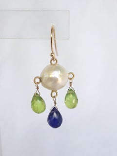 Marina J Boucles d'oreilles en perles blanches avec briolettes d'iolite et de péridots  et or 14 carats