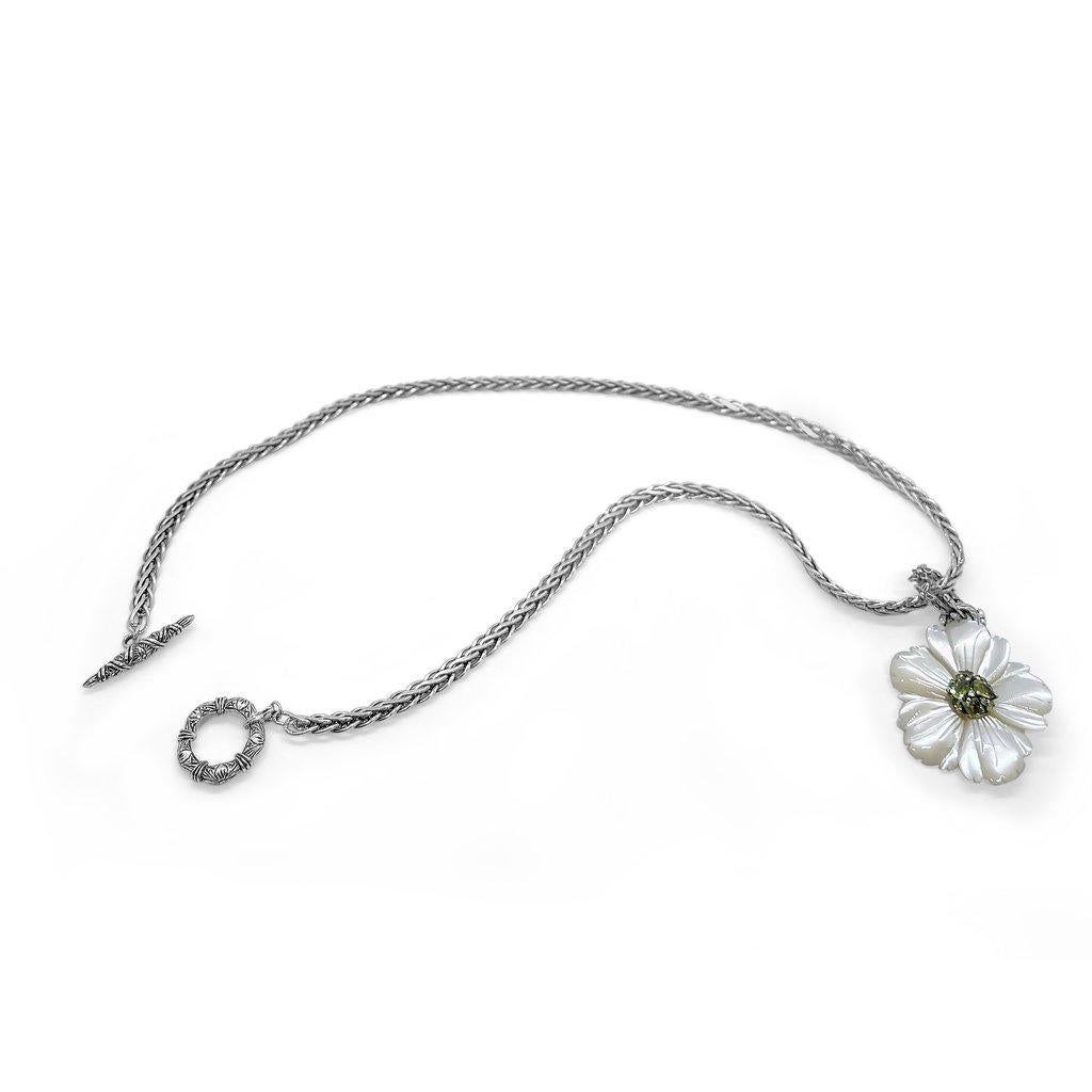 Weiße Perlmutt Blume mit Peridot Edelstein-Center mit kleinen gravierten Sterling Silber Toggle

Die ewig blühende Blume, die in dieser Kollektion für immer festgehalten wird, ist zeitlos und sollte zu allen Jahreszeiten getragen werden. Weißes