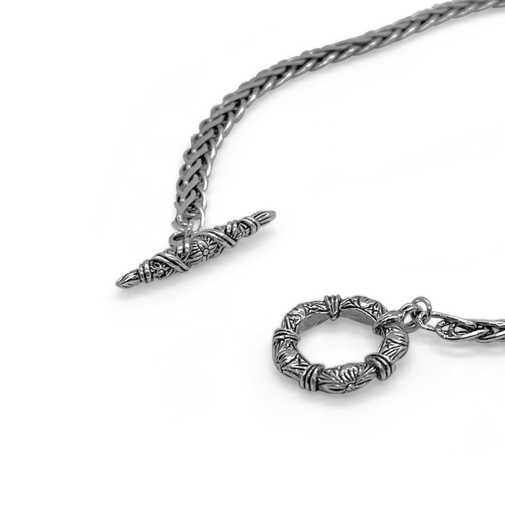 Weiße weiße Perlenblume mit Peridot in der Mitte und kleine Sterlingsilber-Halskette zum Umklappen (Kunsthandwerker*in) im Angebot