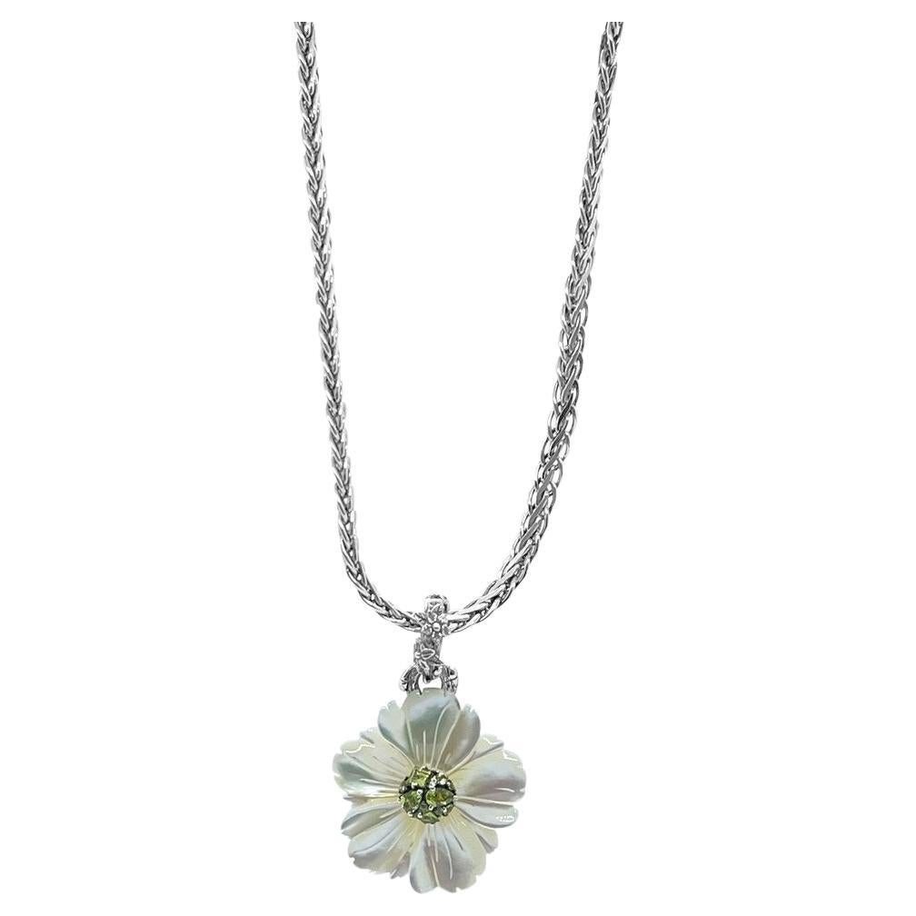 Weiße weiße Perlenblume mit Peridot in der Mitte und kleine Sterlingsilber-Halskette zum Umklappen im Angebot