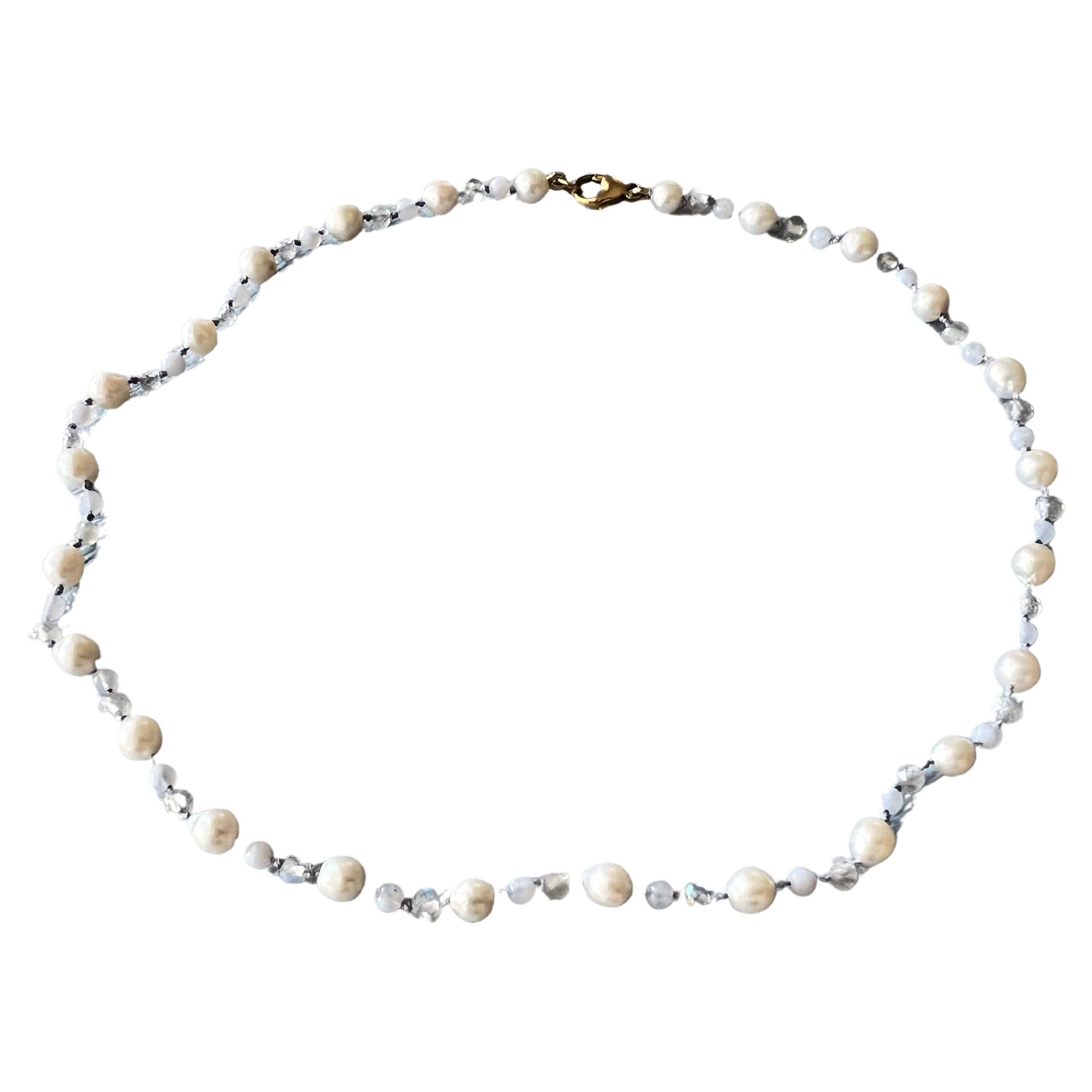 Weiße Perle, Labradorit und blauer Spitzenachat Choker-Halskette mit goldfarbenem Verschluss

Designer: J DAUPHIN

Länge: Halskette 16