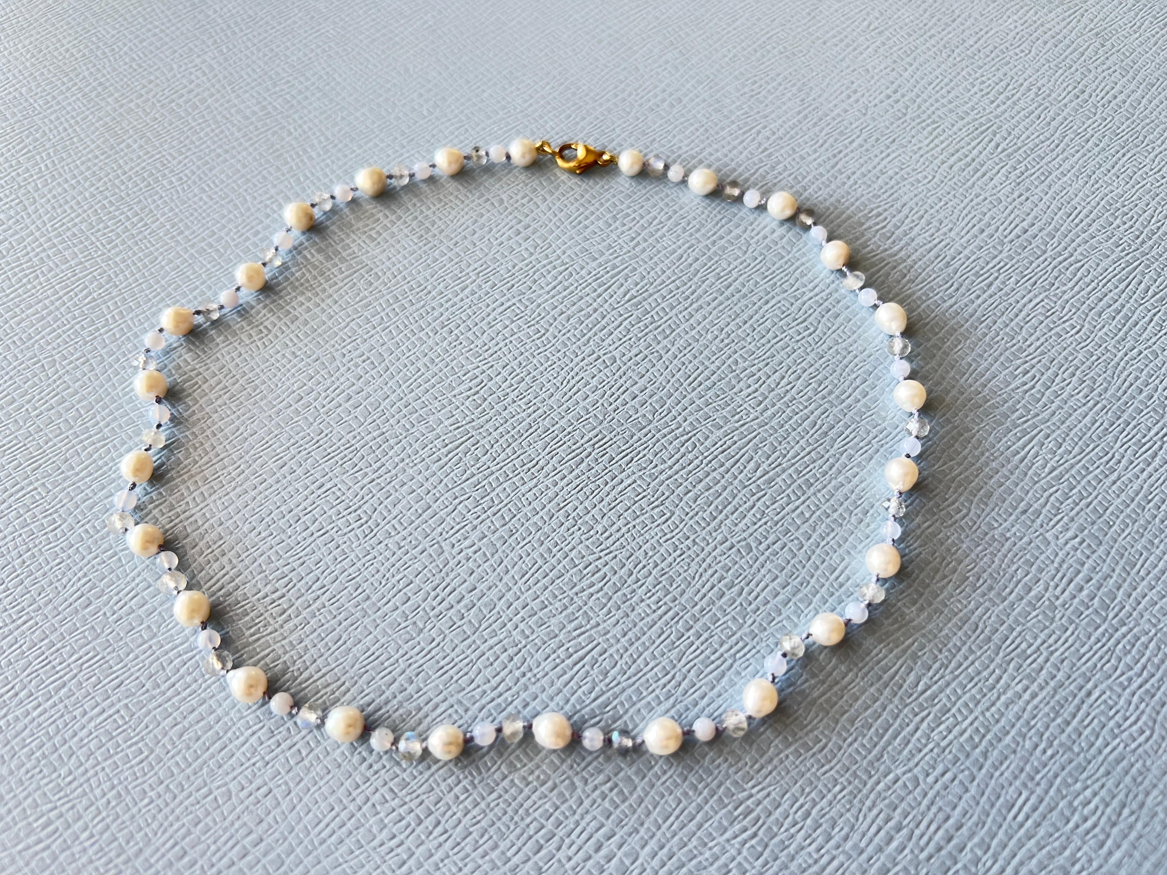 Choker-Halskette aus weißem Perlen- Labradorit und blauem Spitzen-Achat J Dauphin (Romantik) im Angebot