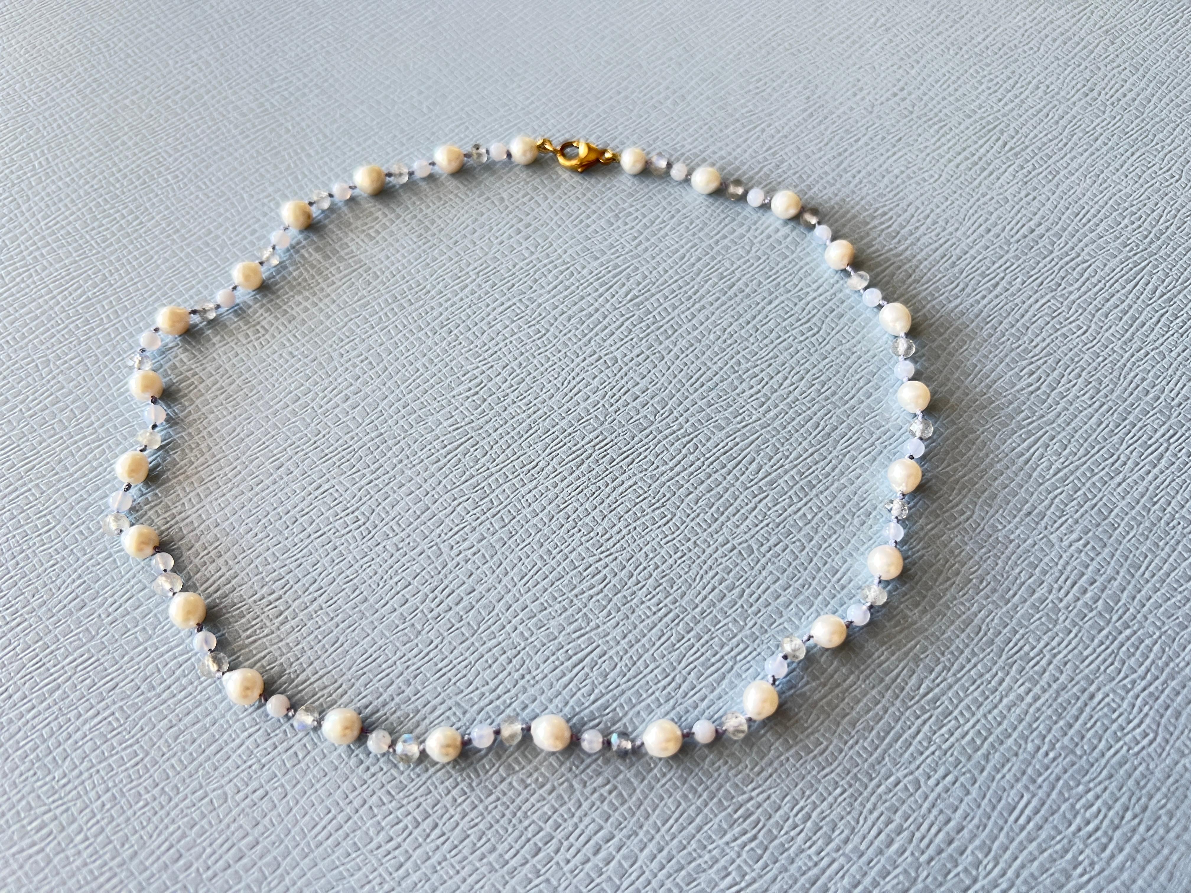 Choker-Halskette aus weißem Perlen- Labradorit und blauem Spitzen-Achat J Dauphin (Rundschliff) im Angebot